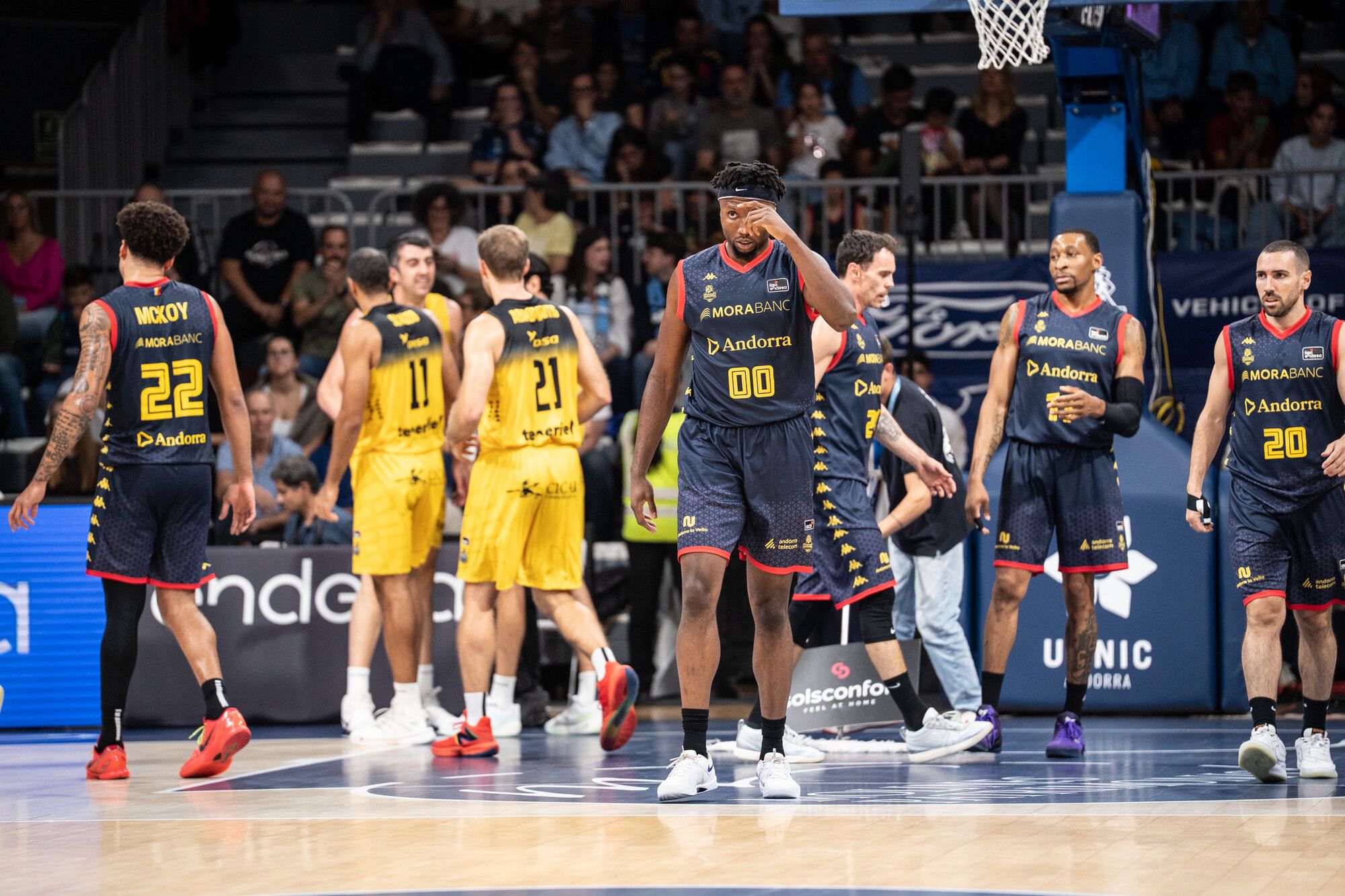 Les cares dels uns i dels altres ho deien tot al terme del partit.