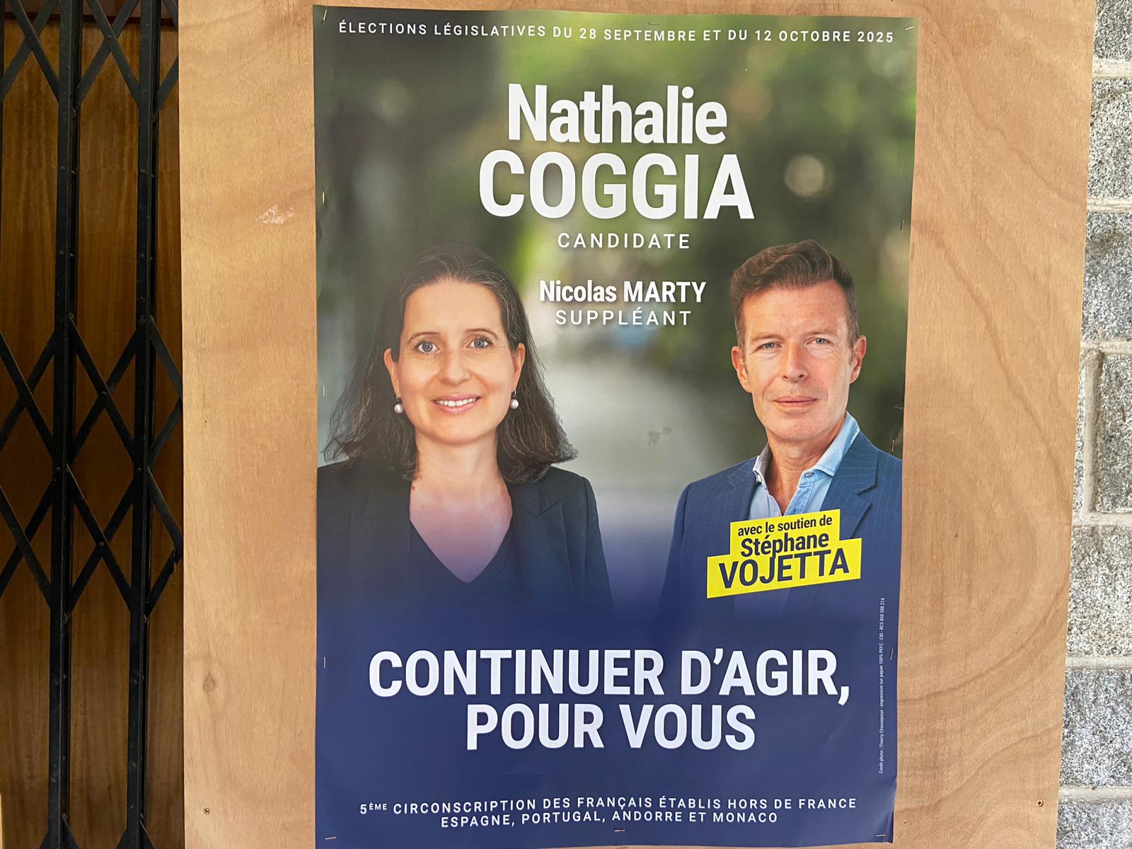 El cartell electoral de Goggia, a l'exterior de l'ambaixada francesa.