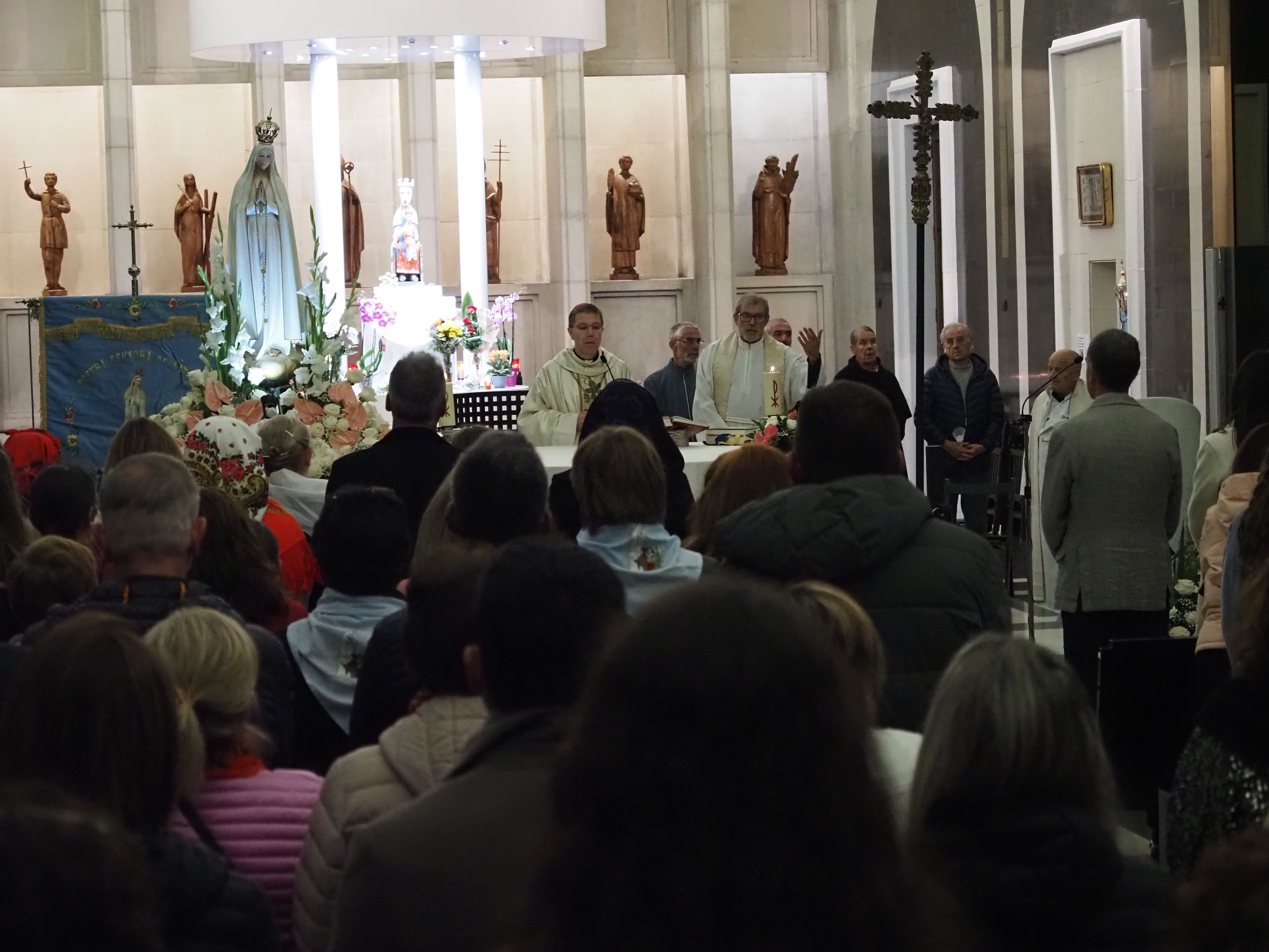 Un moment de la missa. Un moment de la missa.