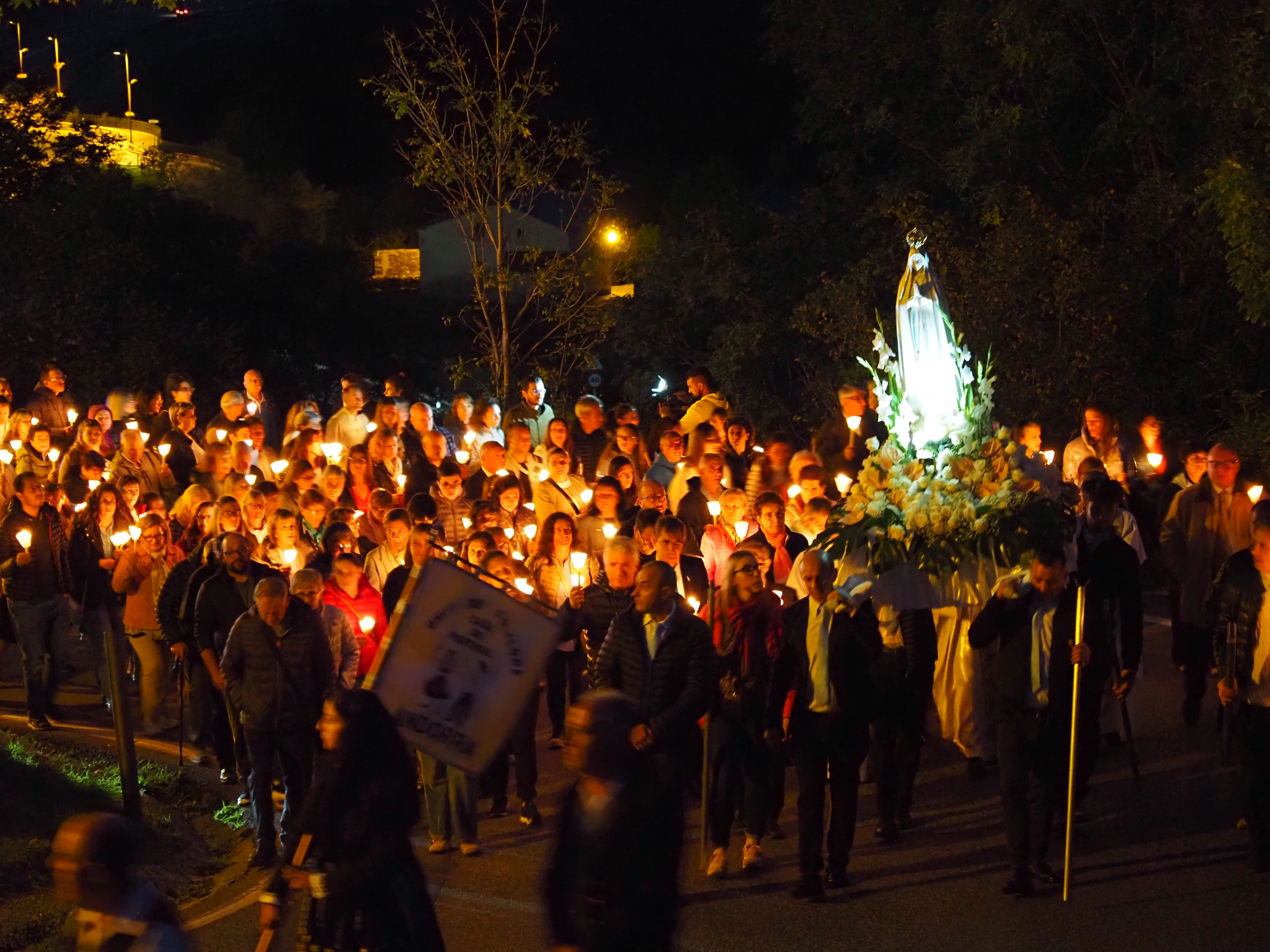 La claror de les espelmes ha acompanyat la verge La claror de les espelmes ha acompanyat la verge