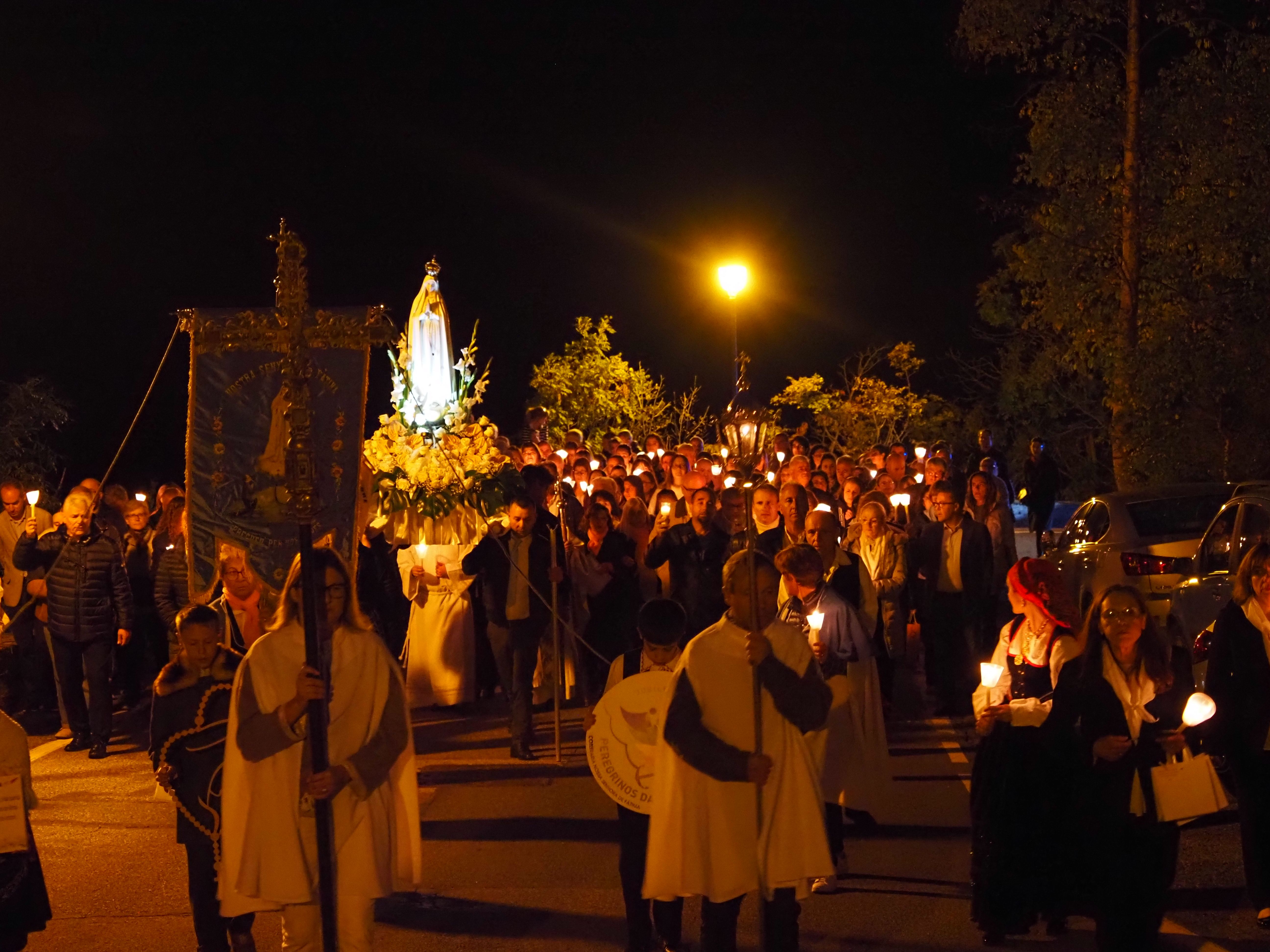 Desenes de persones han fet costat a la marededeu. Desenes de persones han fet costat a la marededeu.