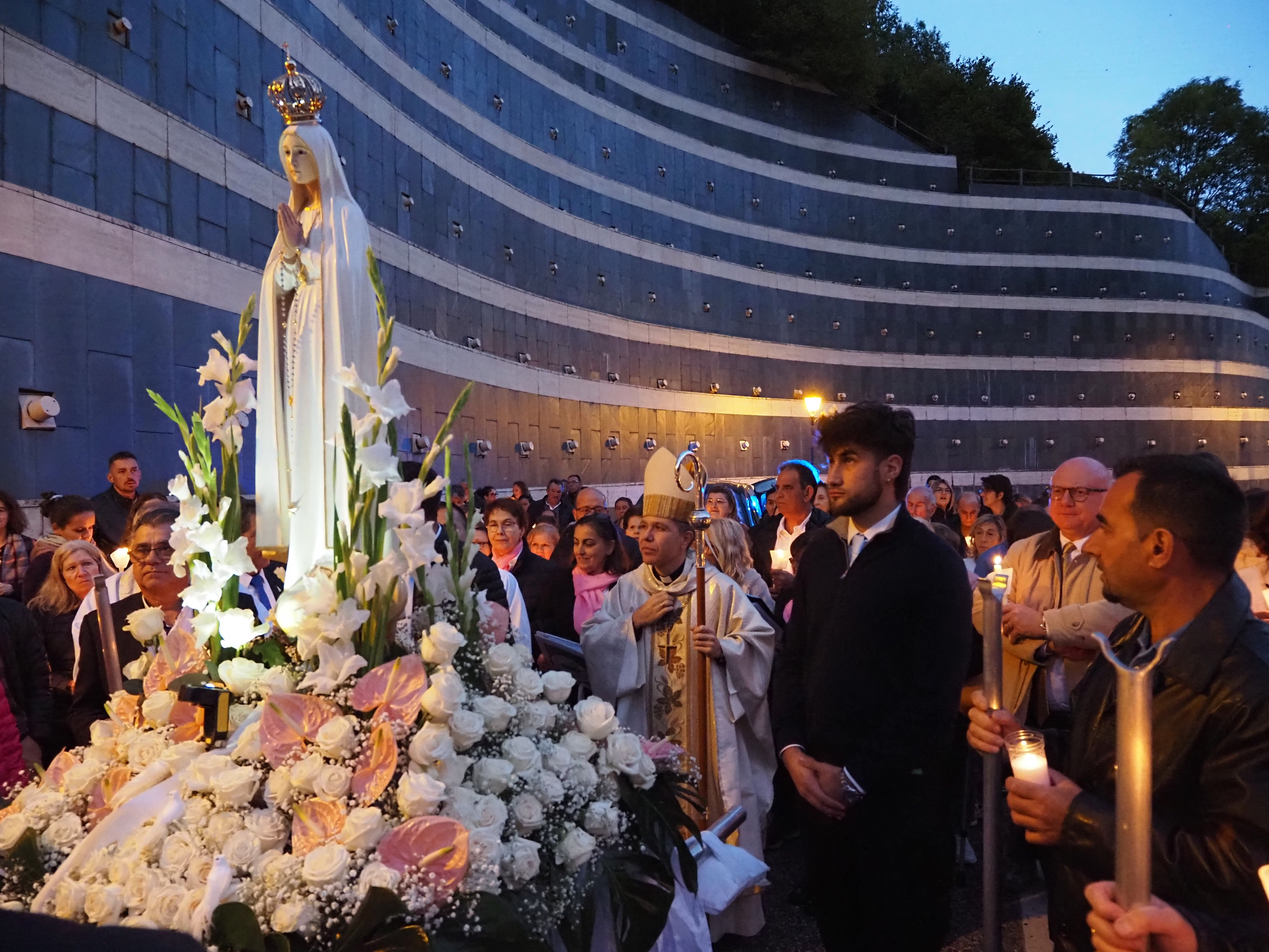 Arrencada de la peregrinació ja amb el bisbe presidint-la. Arrencada de la peregrinació ja amb el bisbe presidint-la.