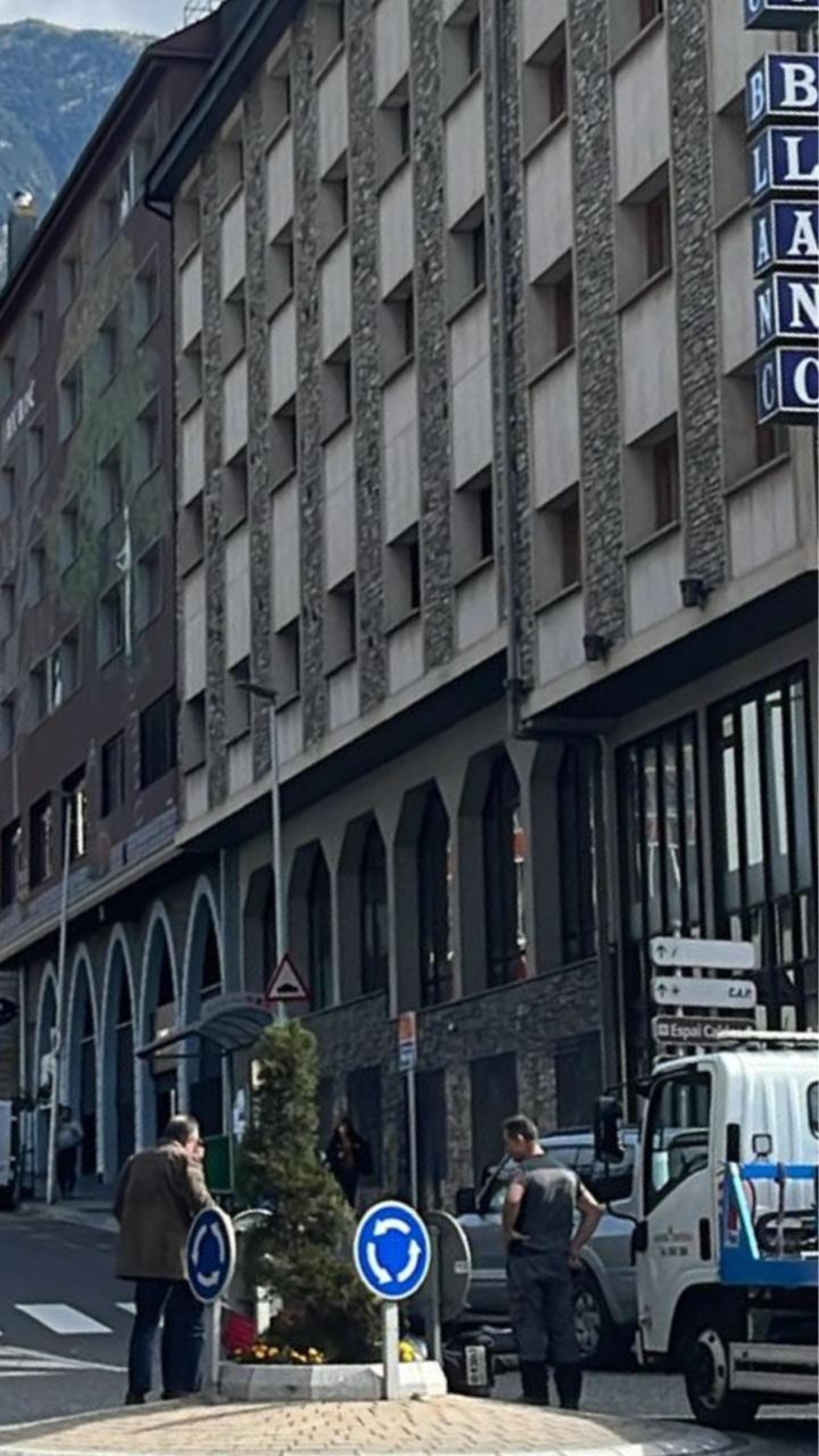 El camioner i altres vianants assistint el motorista accidentat.