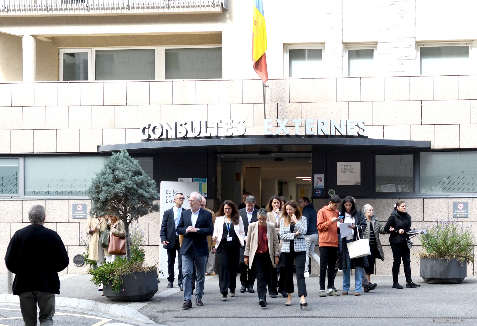 Les dues delegacions durant la visita a l'hospital.