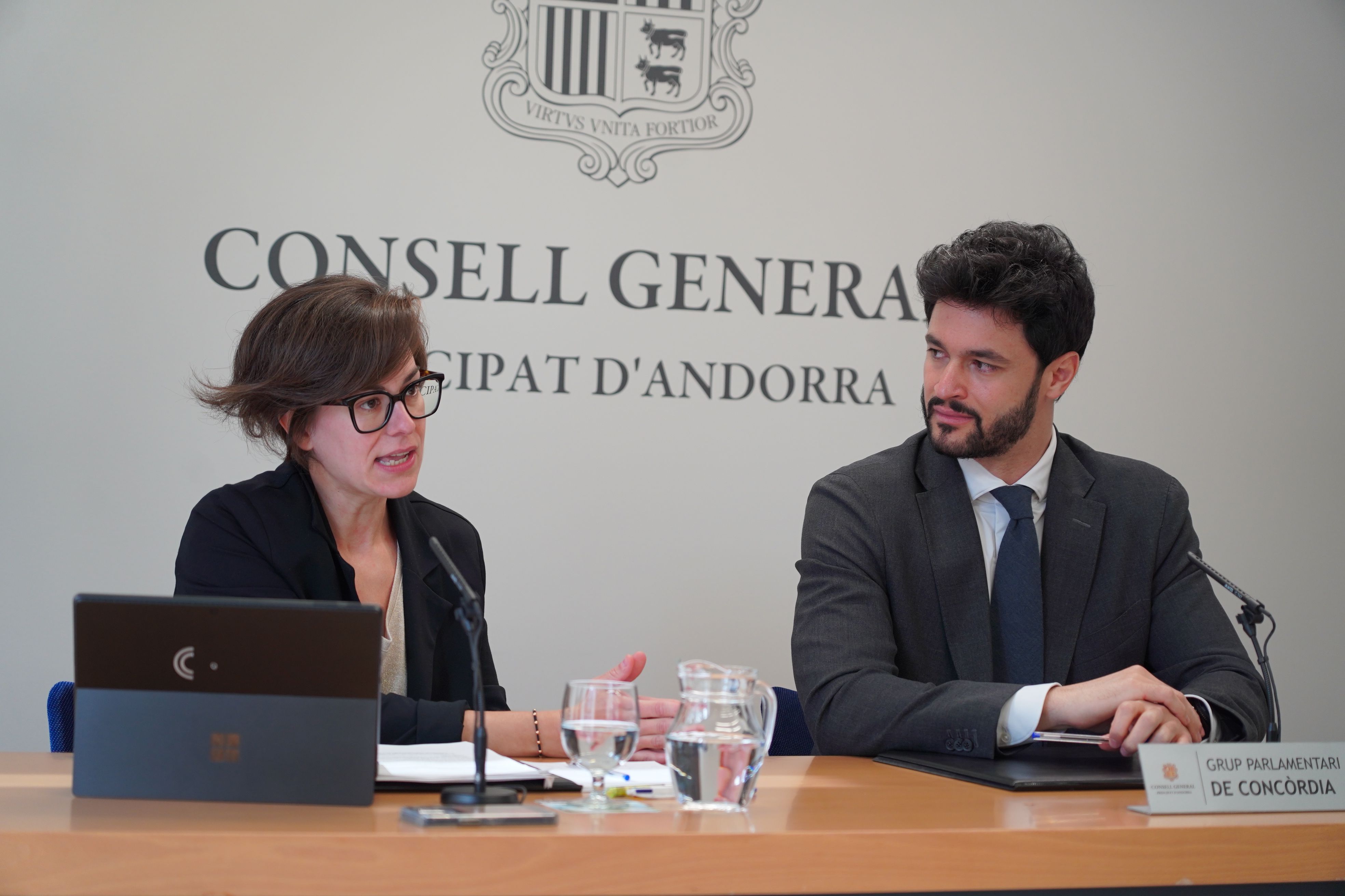 Núria Segués donant compte dels canvis que plantegen al Codi penal al costat de Cerni Escalé.