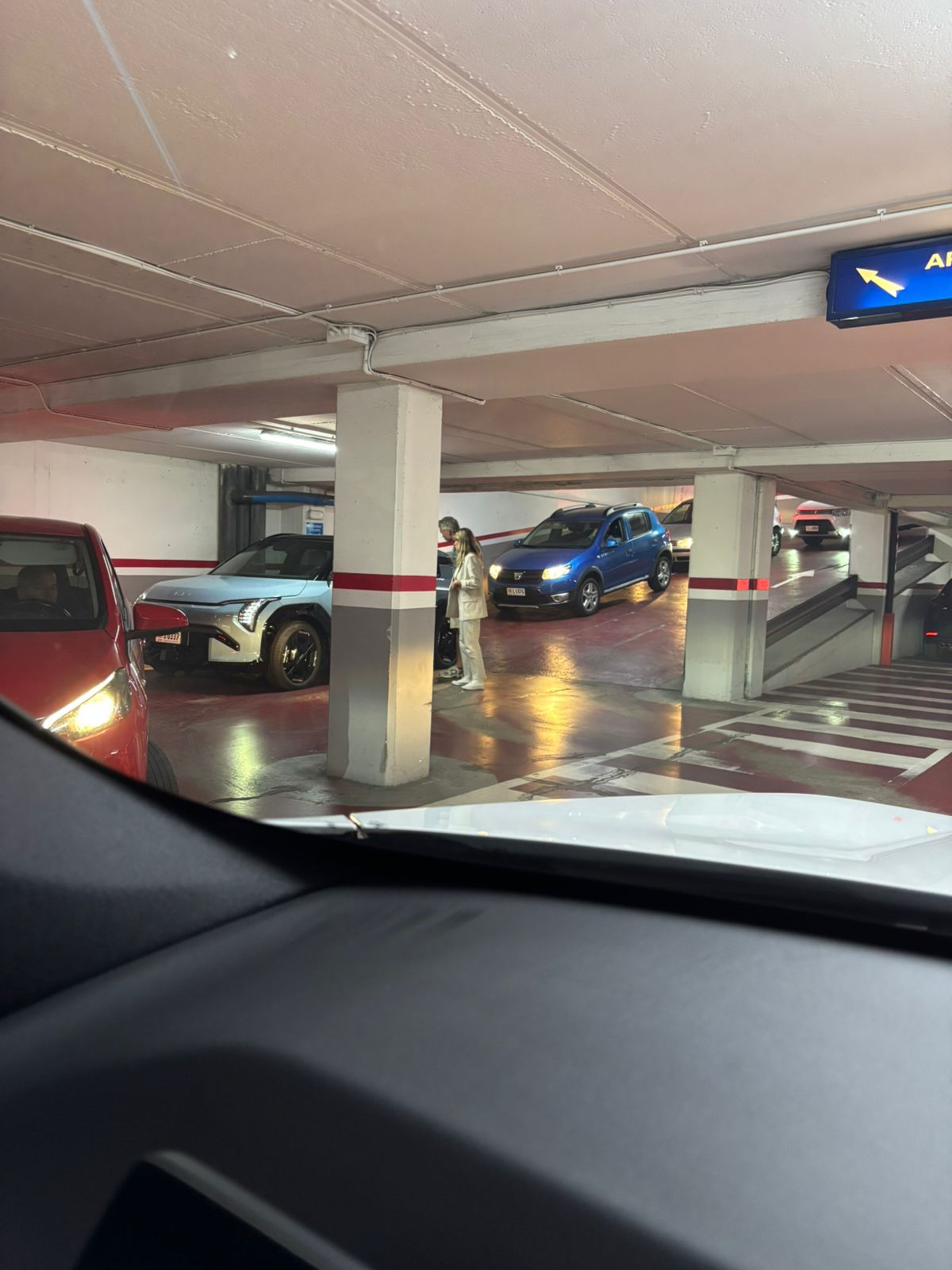 Trànsit a l'interior de l'aparcament dels Serradells.