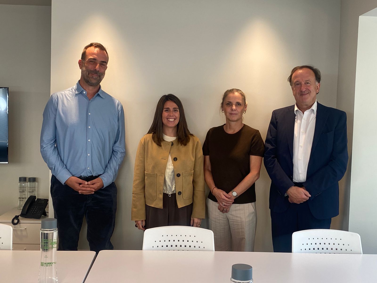 La cònsol major d'Encamp, Laura Mas, amb representants de l'EFA.