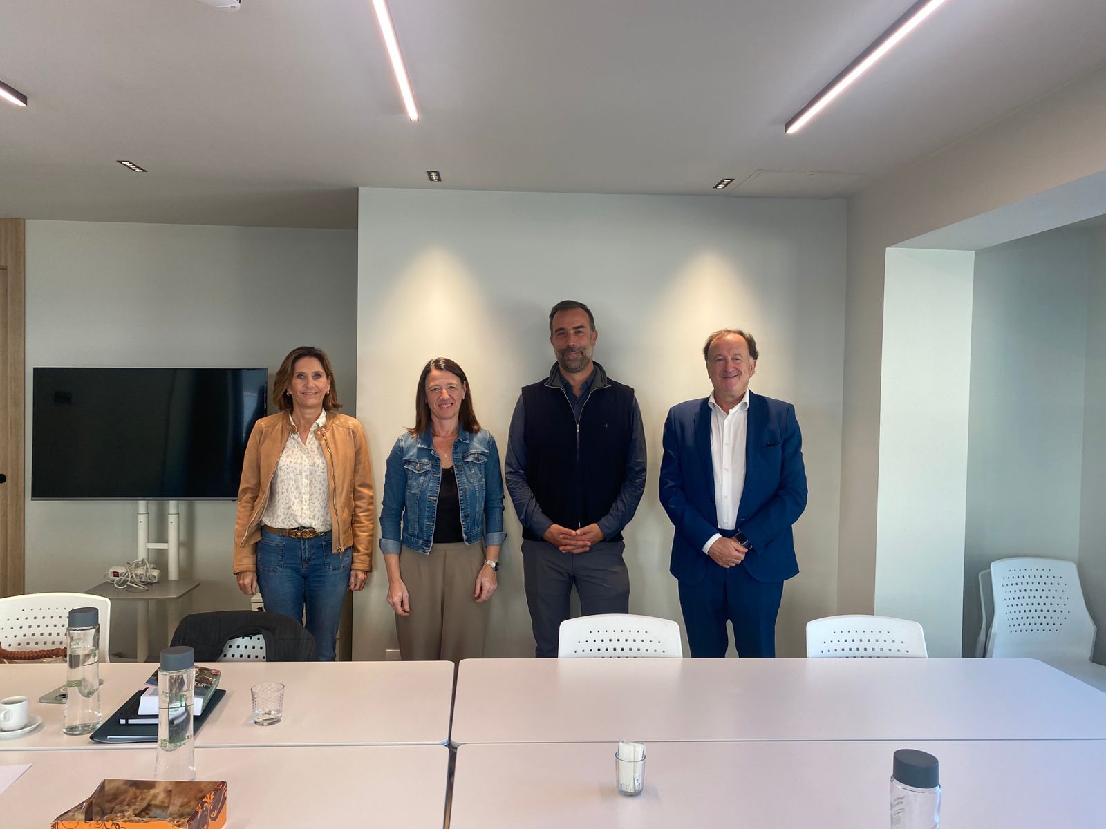 Maria del Mar Coma, cònsol major d'Ordino, amb representats de l'EFA.