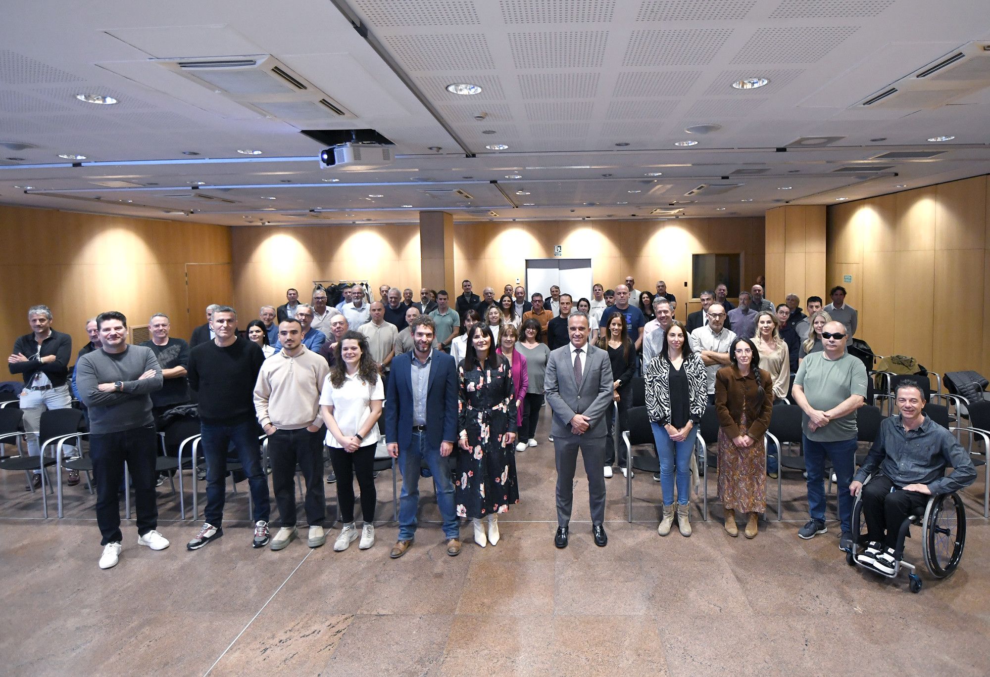 Bonell i Cabanes, amb les entitats esportives del país abans de la reunió.