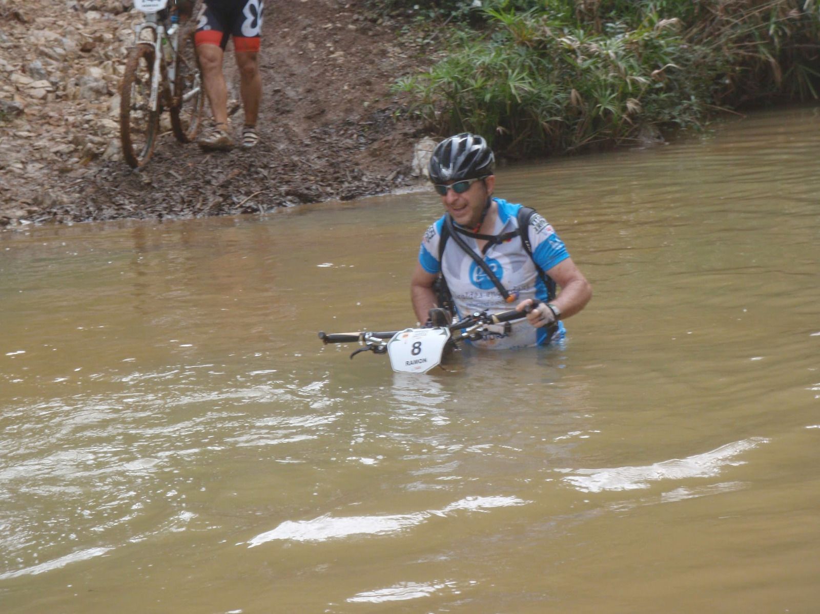 Aranda, en la Titan Desert de 2015 a Cuba, passada per aigua i representant la parròquia d'Escaldes.