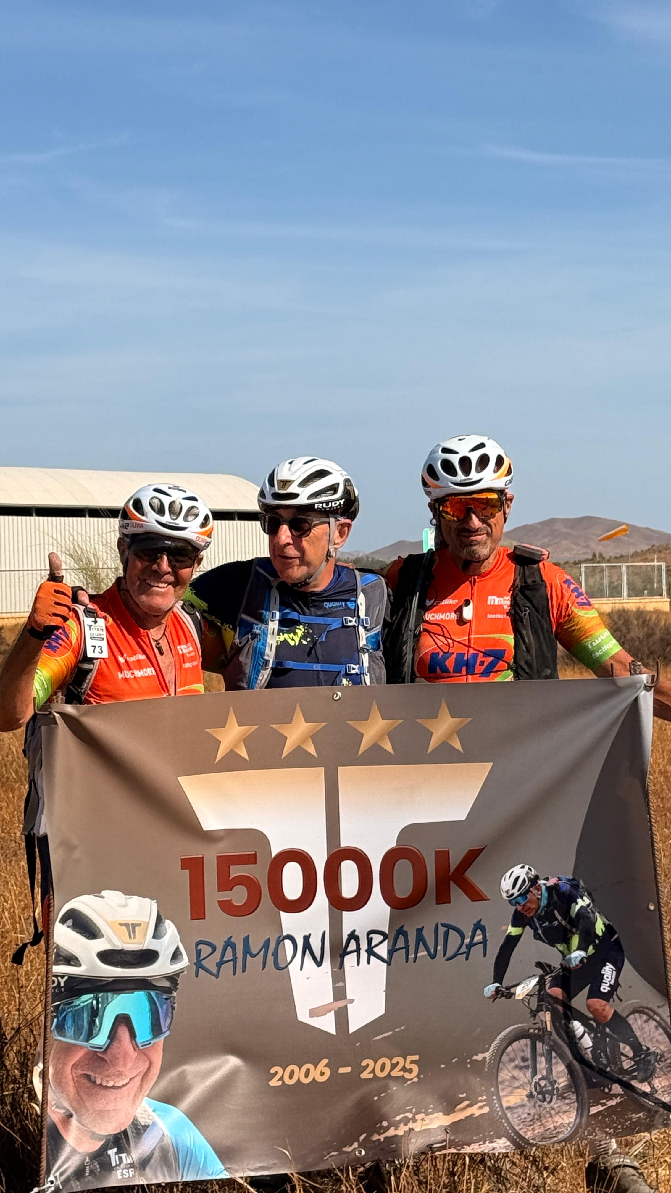 La pancarta que congratula a Ramon Aranda, amb dos dels seus companys de travessia.