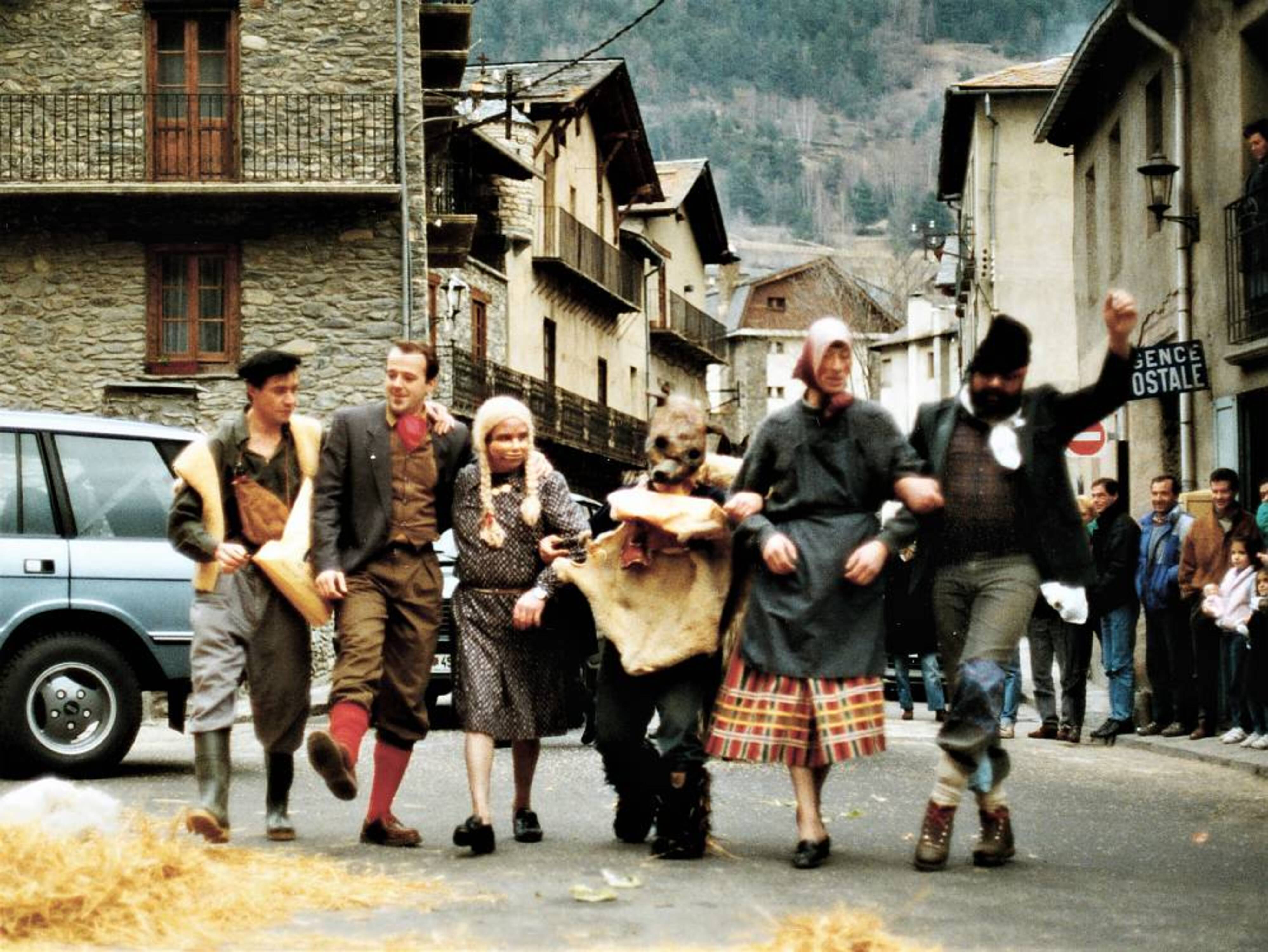 Festa de l'Ossa el 1991 a Ordino, amb la màscara controvertida com a protagonista.