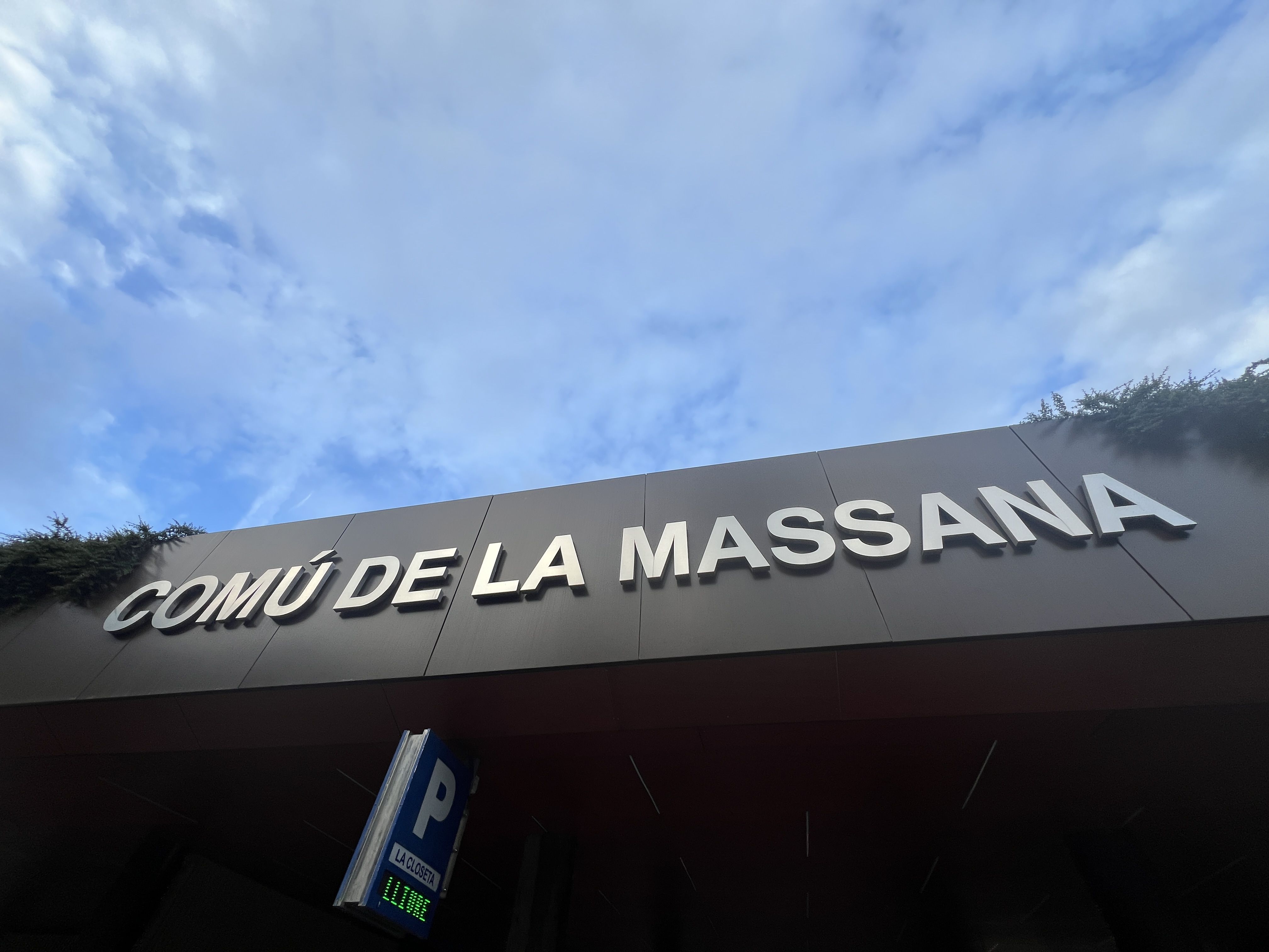 Una imatge de la façana del comú de la Massana.