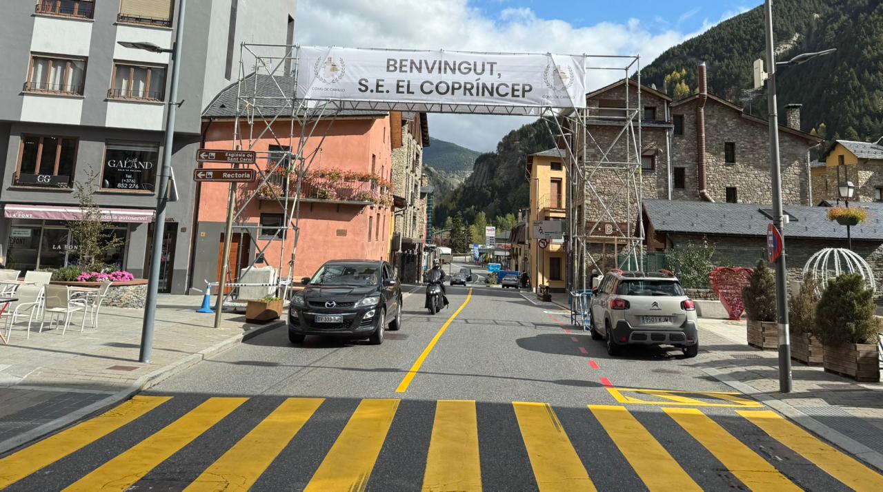 La pancarta s'ha situat al mig de la carretera general 2 al seu pas pel poble.