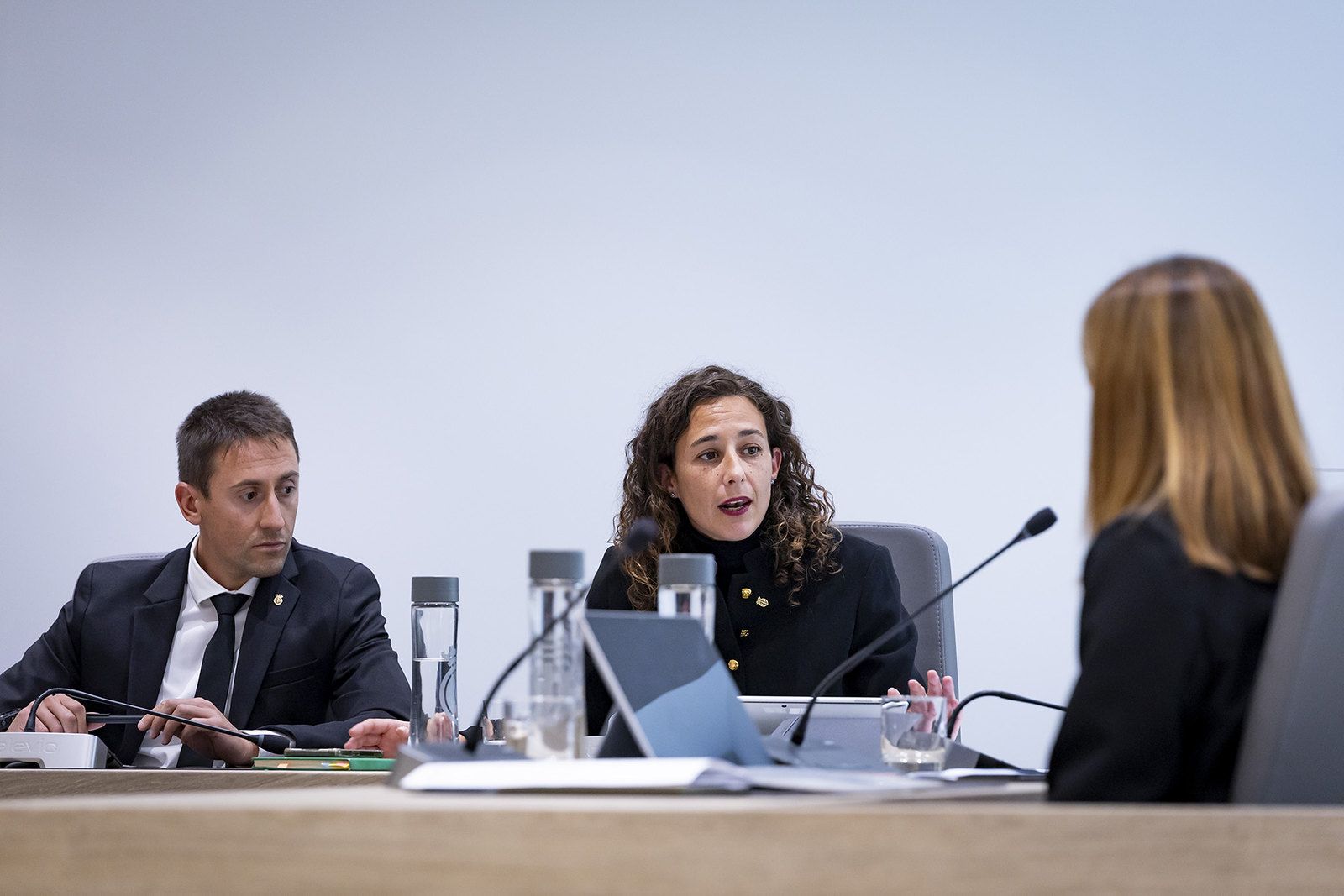 Nazzaro donant resposta a les preguntes de la minoria de Demòcrates.