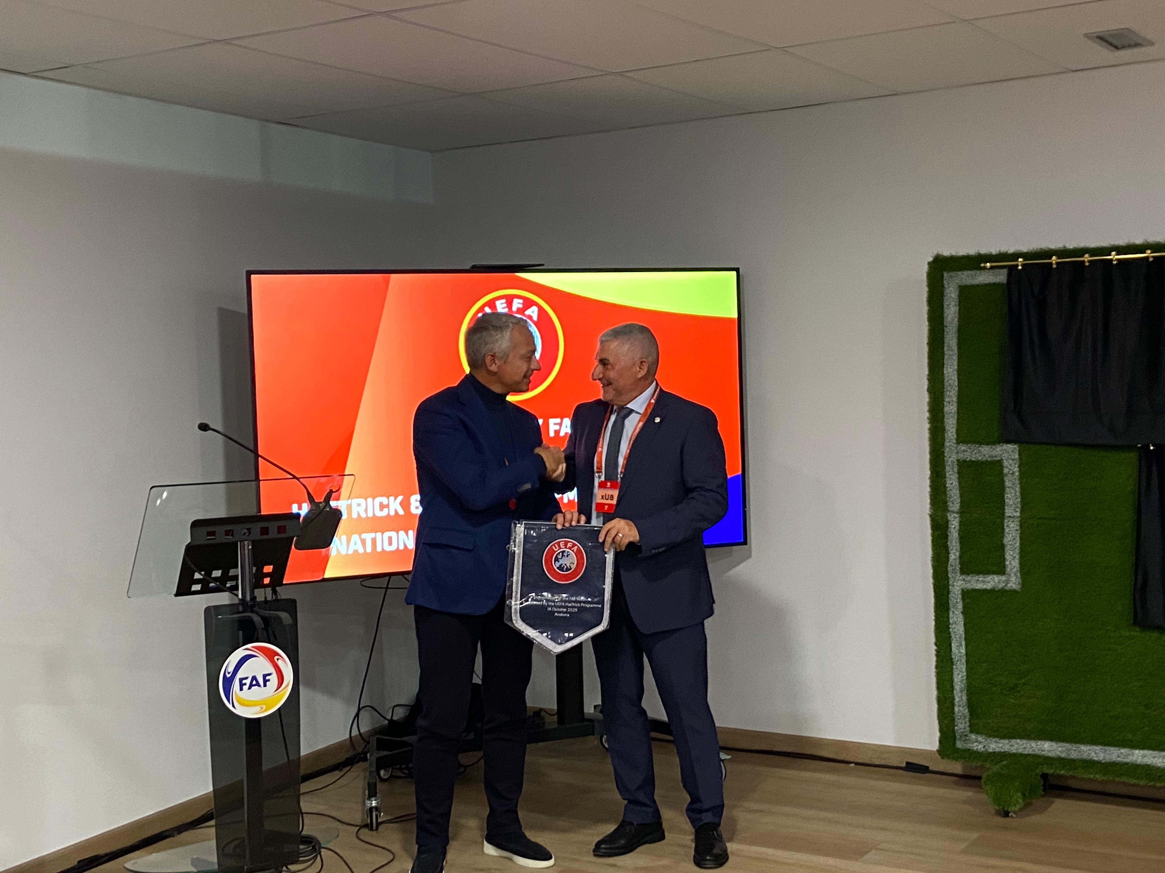 Félix Álvarez, agraïnt l'obsequi de Thierry Favre (UEFA). Félix Álvarez, agraïnt l'obsequi de Thierry Favre (UEFA).