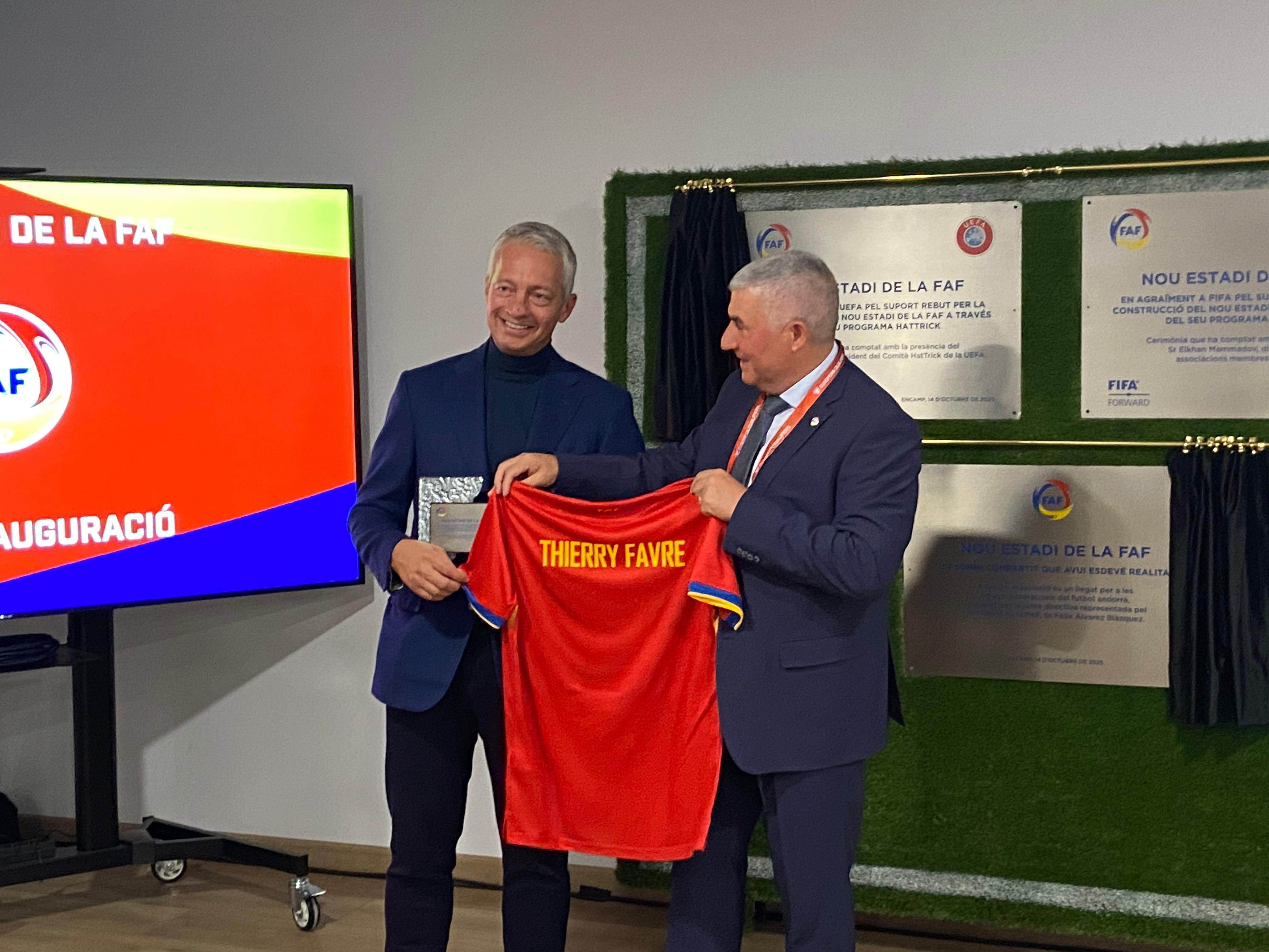 Una samarreta de la selecció per Thierry Favre. Una samarreta de la selecció per Thierry Favre.