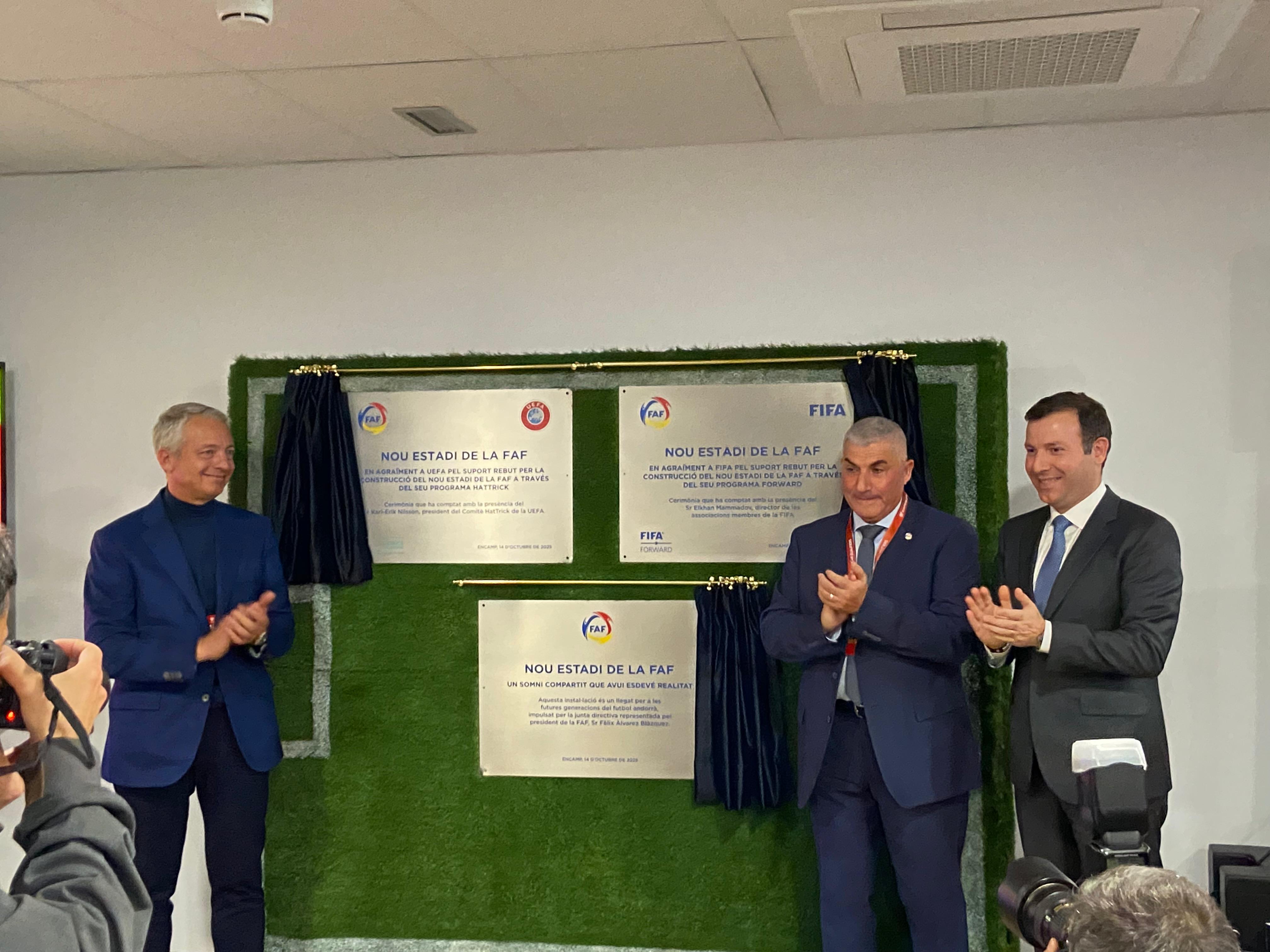 Les plaques commemoratives, amb els tres protagonistes. Les plaques commemoratives, amb els tres protagonistes.