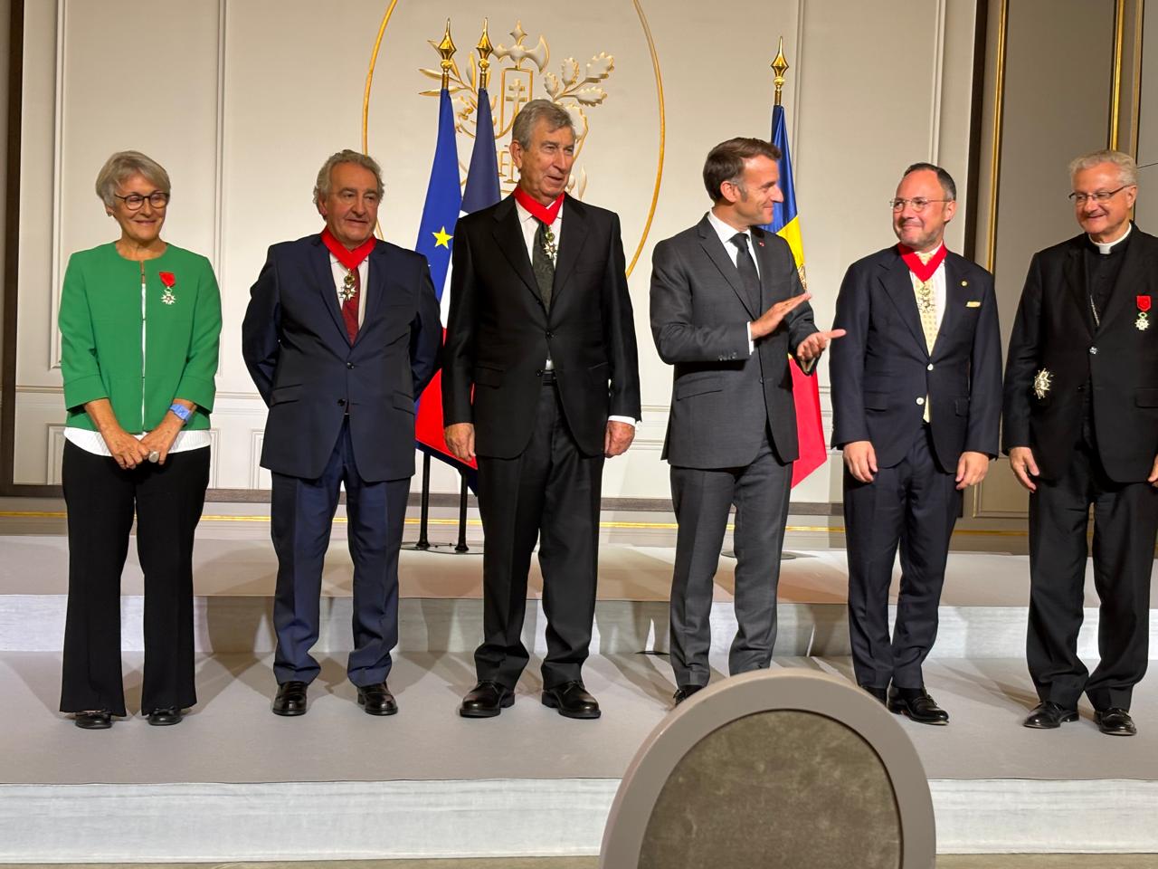 Els cinc condecorats amb Emmanuel Macron.