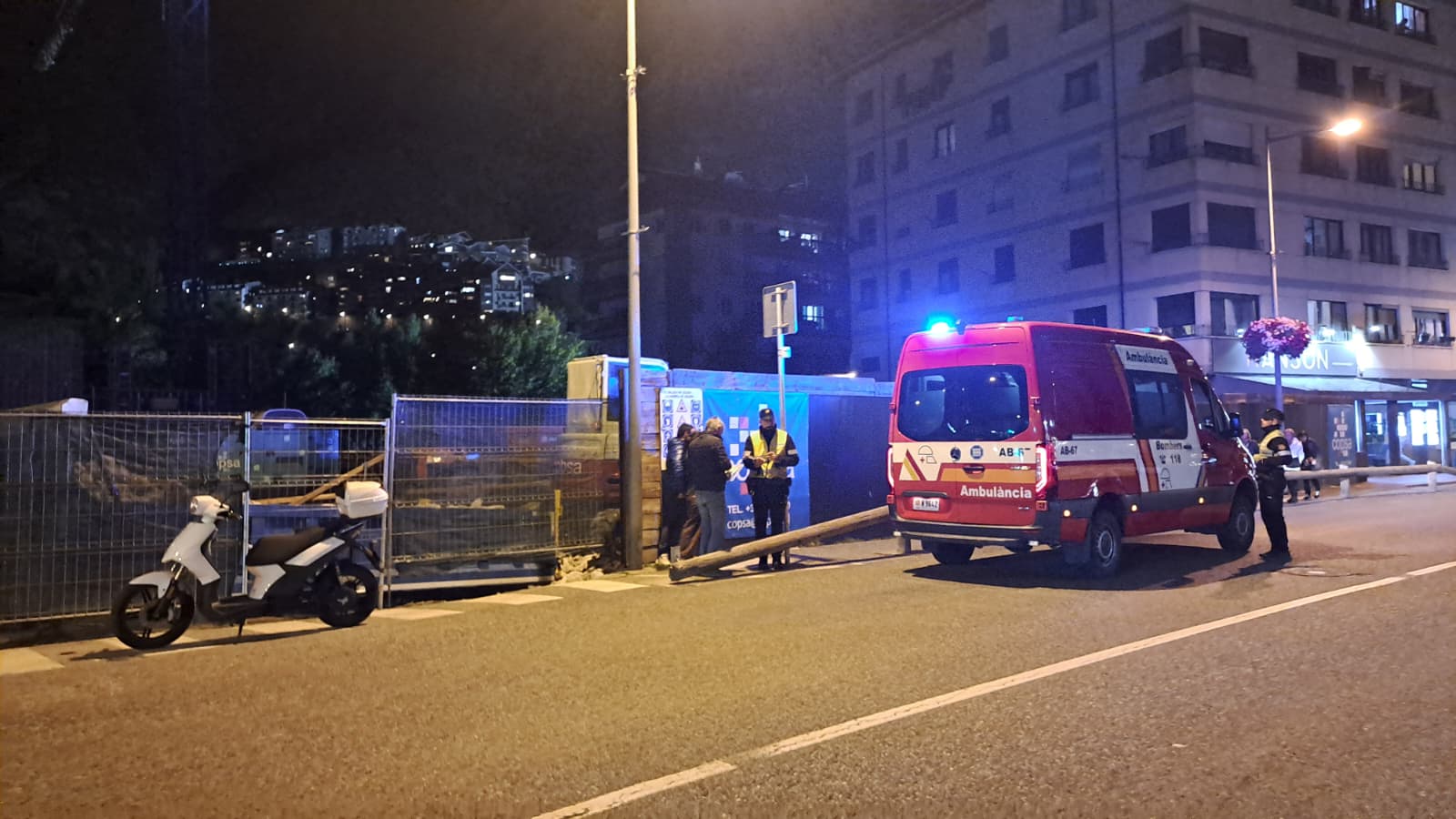 L'accident s'ha produït al tomb del número 101 de l'avinguda Joan Martí.