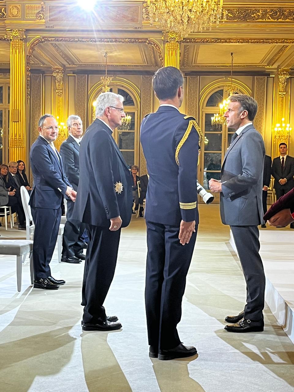 Macron dirigint-se a Vives.