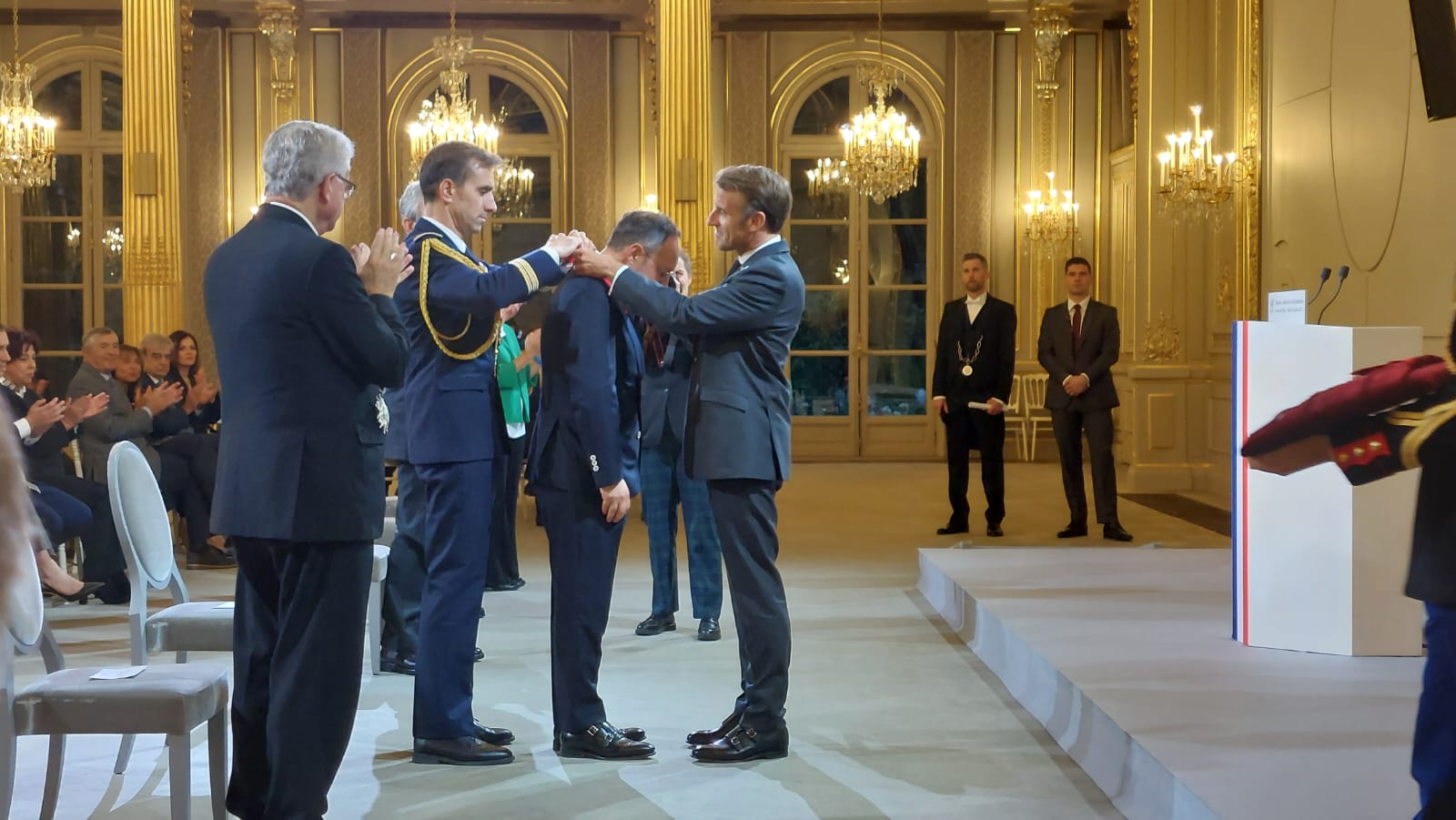 El president francès condecorant Espot.