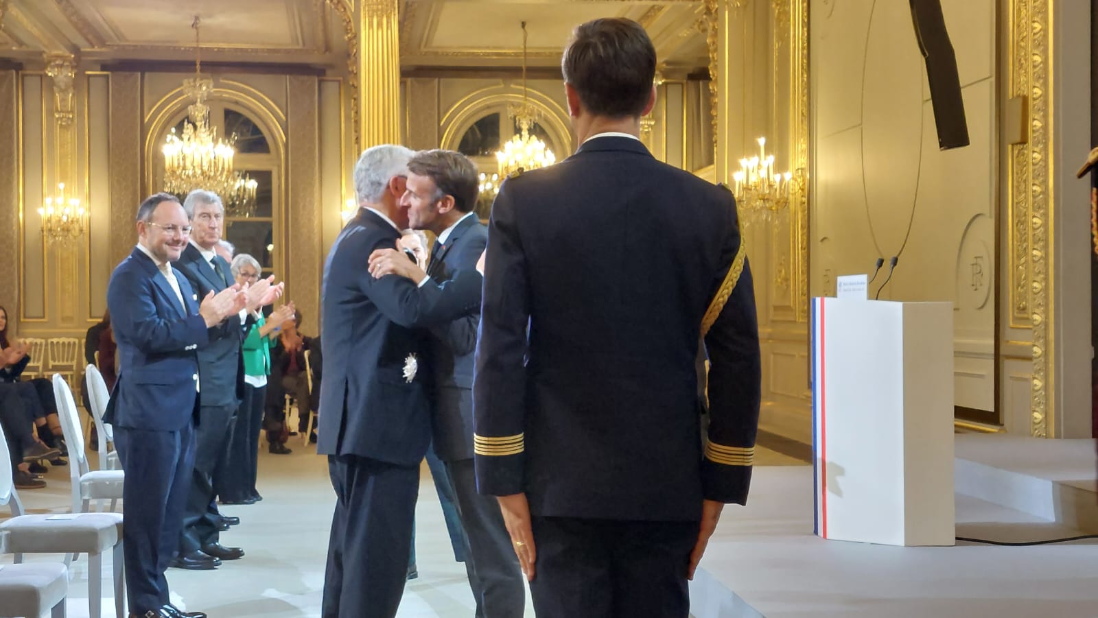 Macron després de condecorar Vives. 