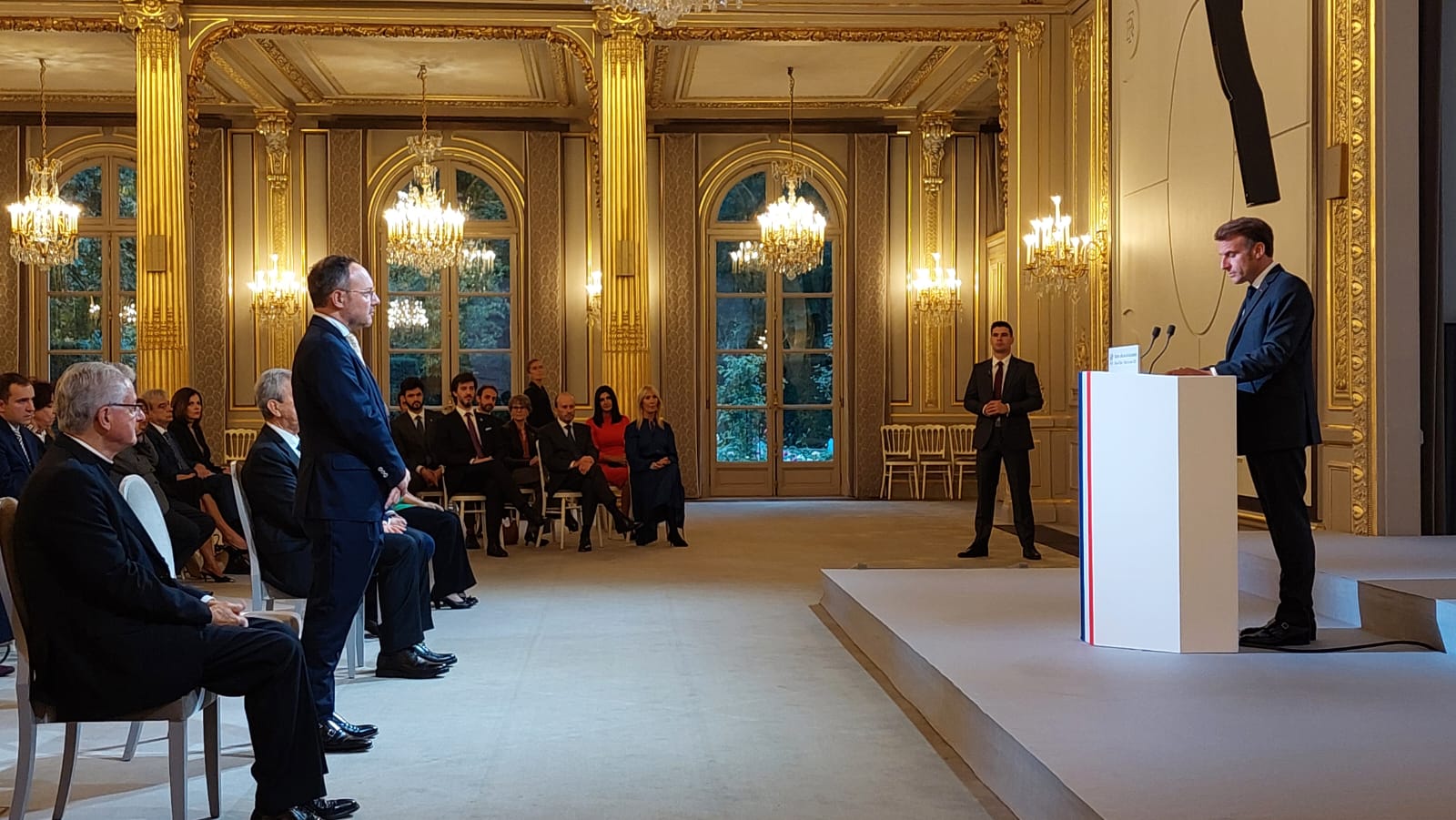 Macron adreçant-se a Espot. 