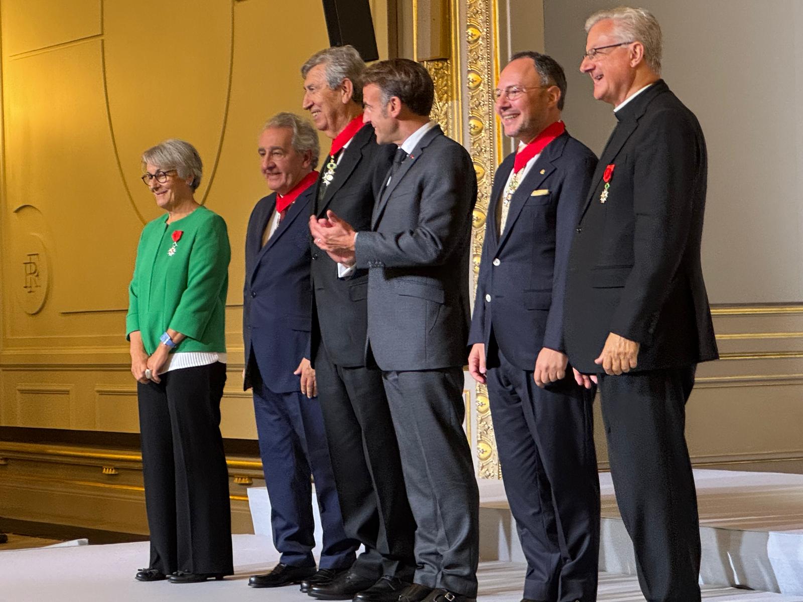 El cinc condecorats andorrans i Macron.