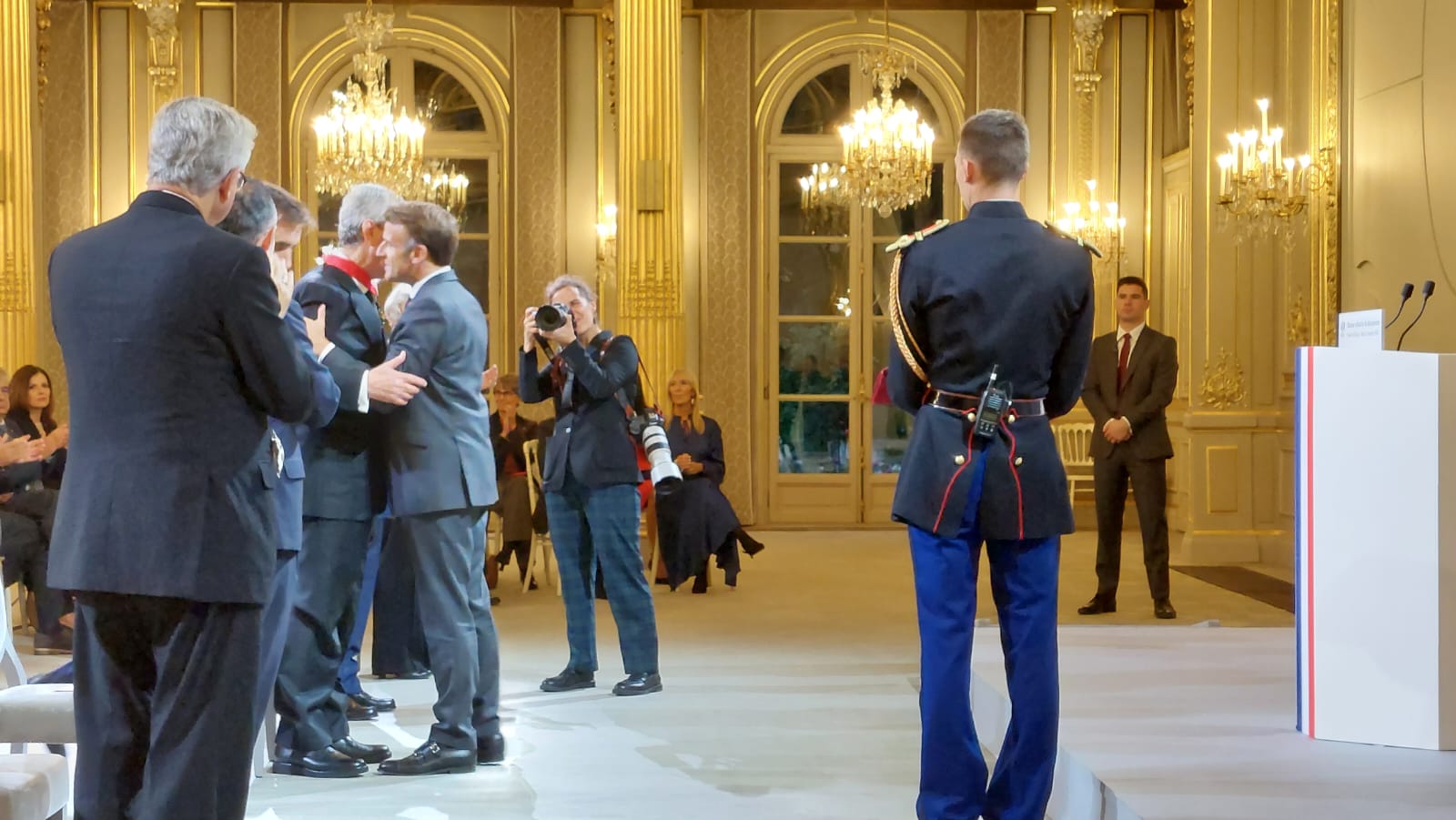 Moment en què Macron condecora Pintat.