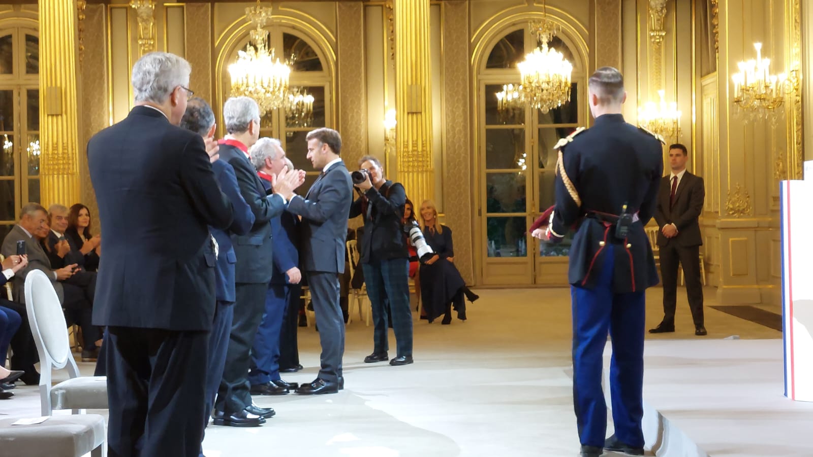 Moment en què Macron condecora Bartumeu.