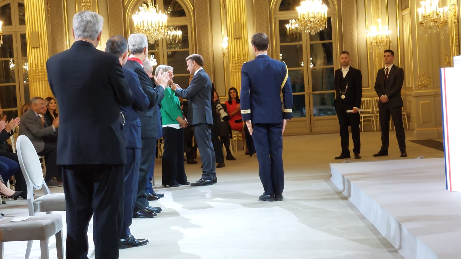Moment en què Macron condecora Suñé.