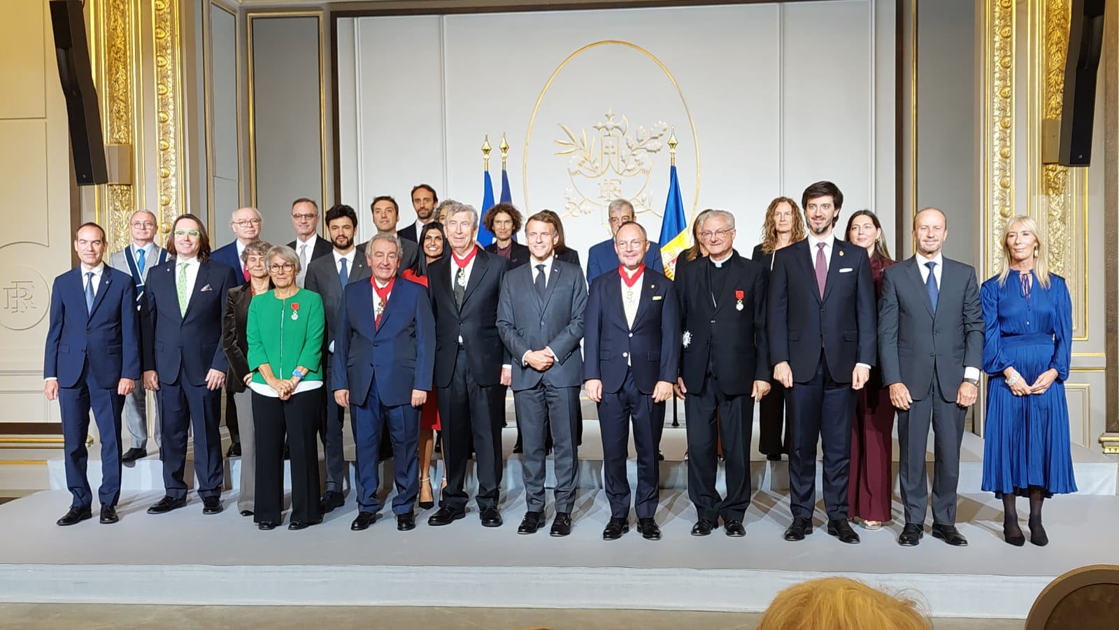 Foto de grup dels càrrecs institucionals amb els condecorats i Macron.