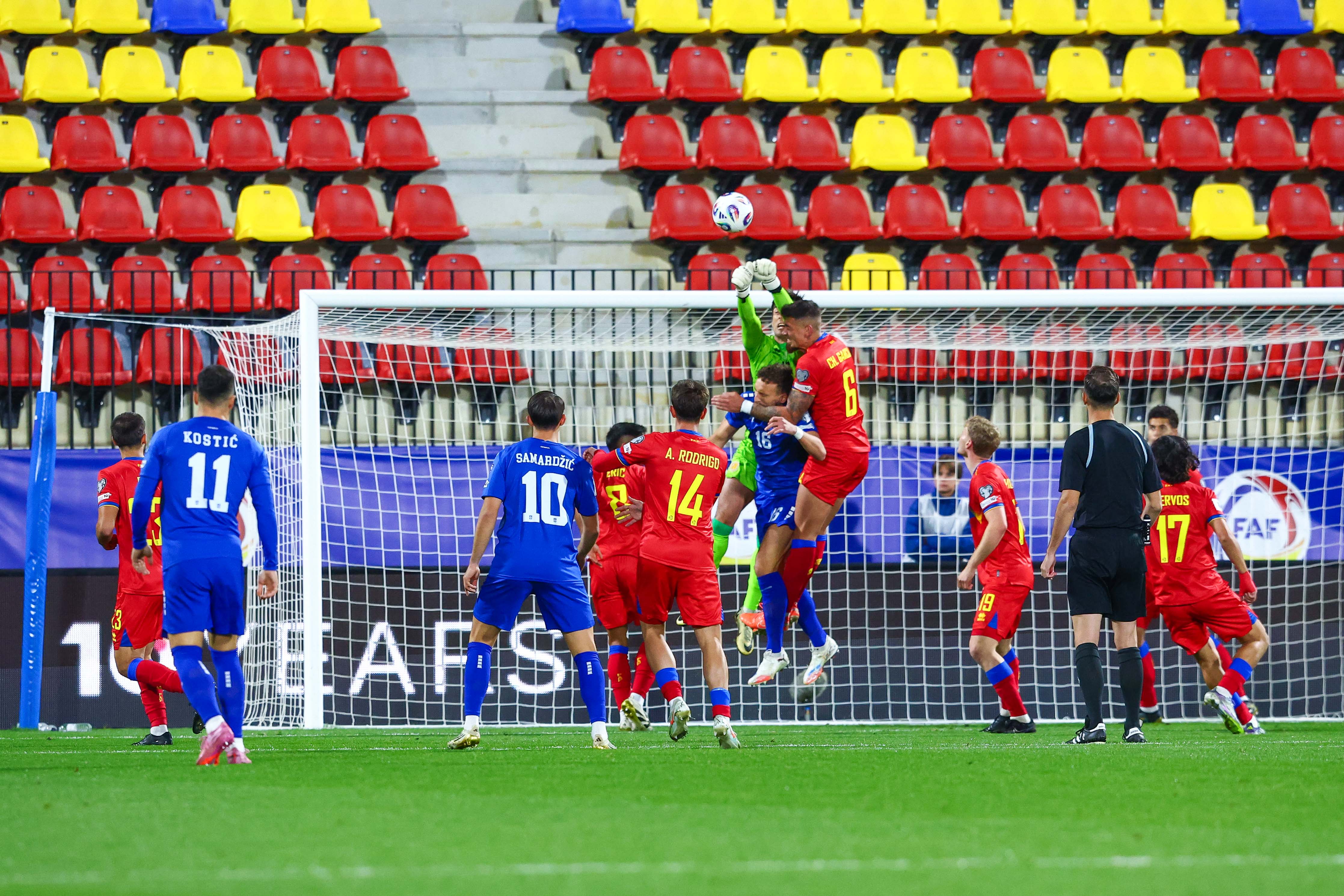 El porter d'Andorra, Iker Álvarez, allunyant una centrada de punys.