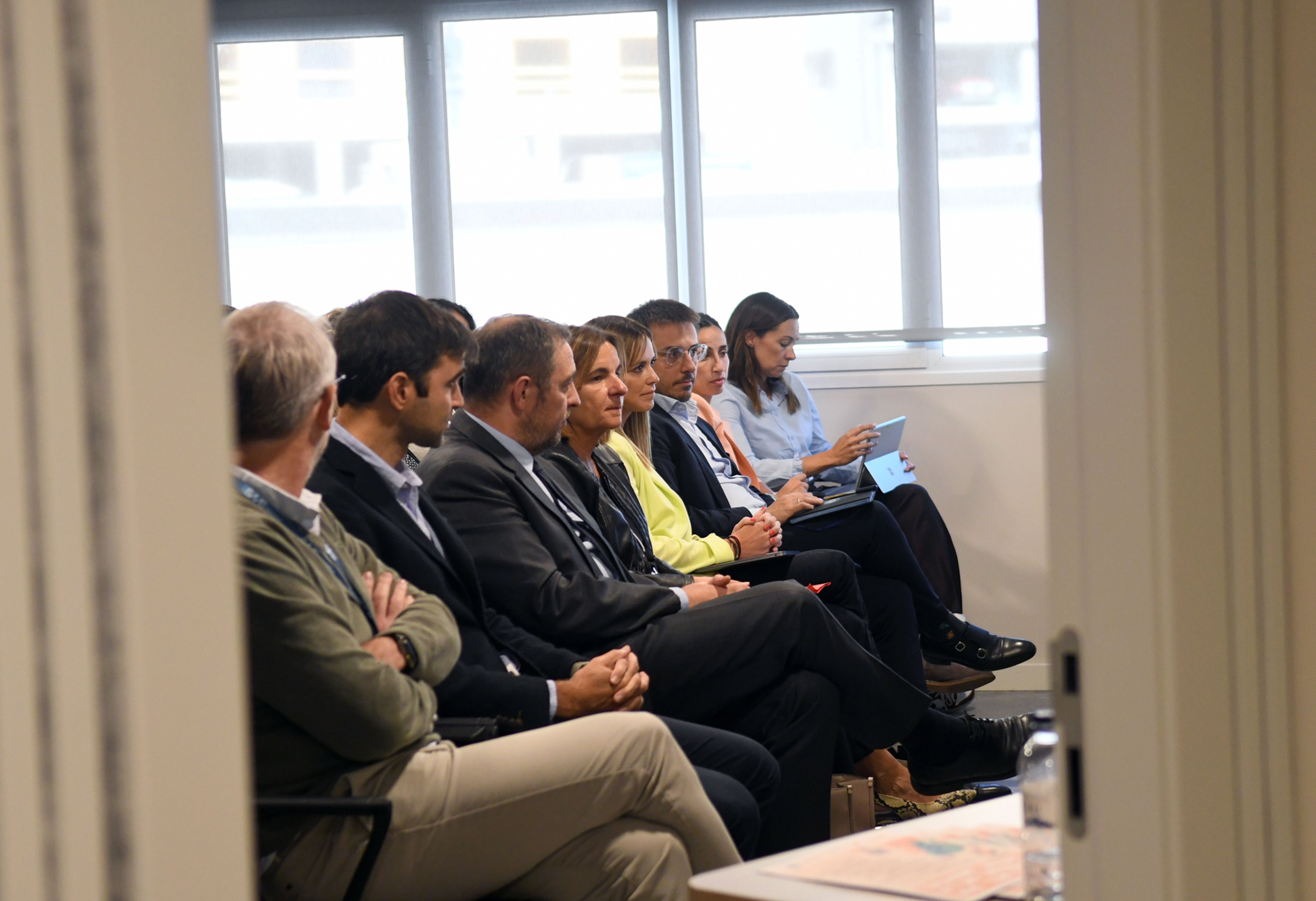 Mariona Cadena i Joan León al centre de la imatge en un acte recent.