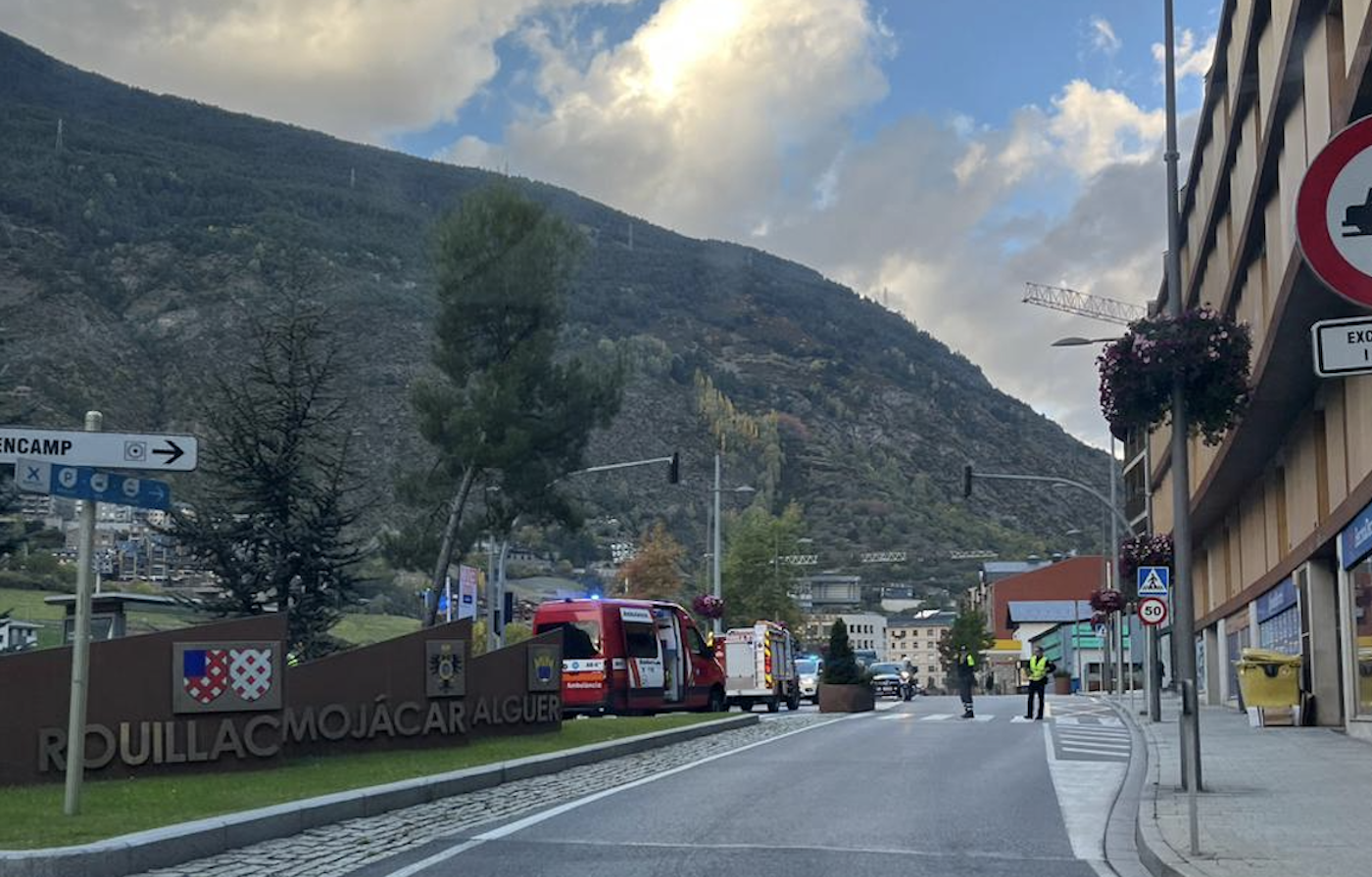 El serveis d’emergències al costat de Prada de Moles.