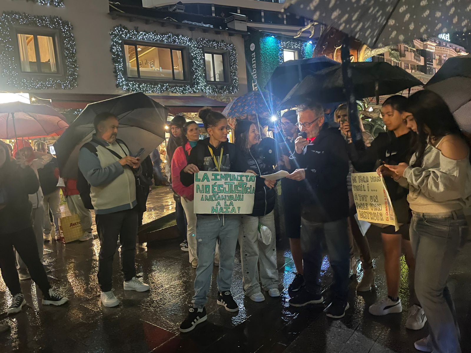 Els concentrats llegint el manifest. Els concentrats llegint el manifest.