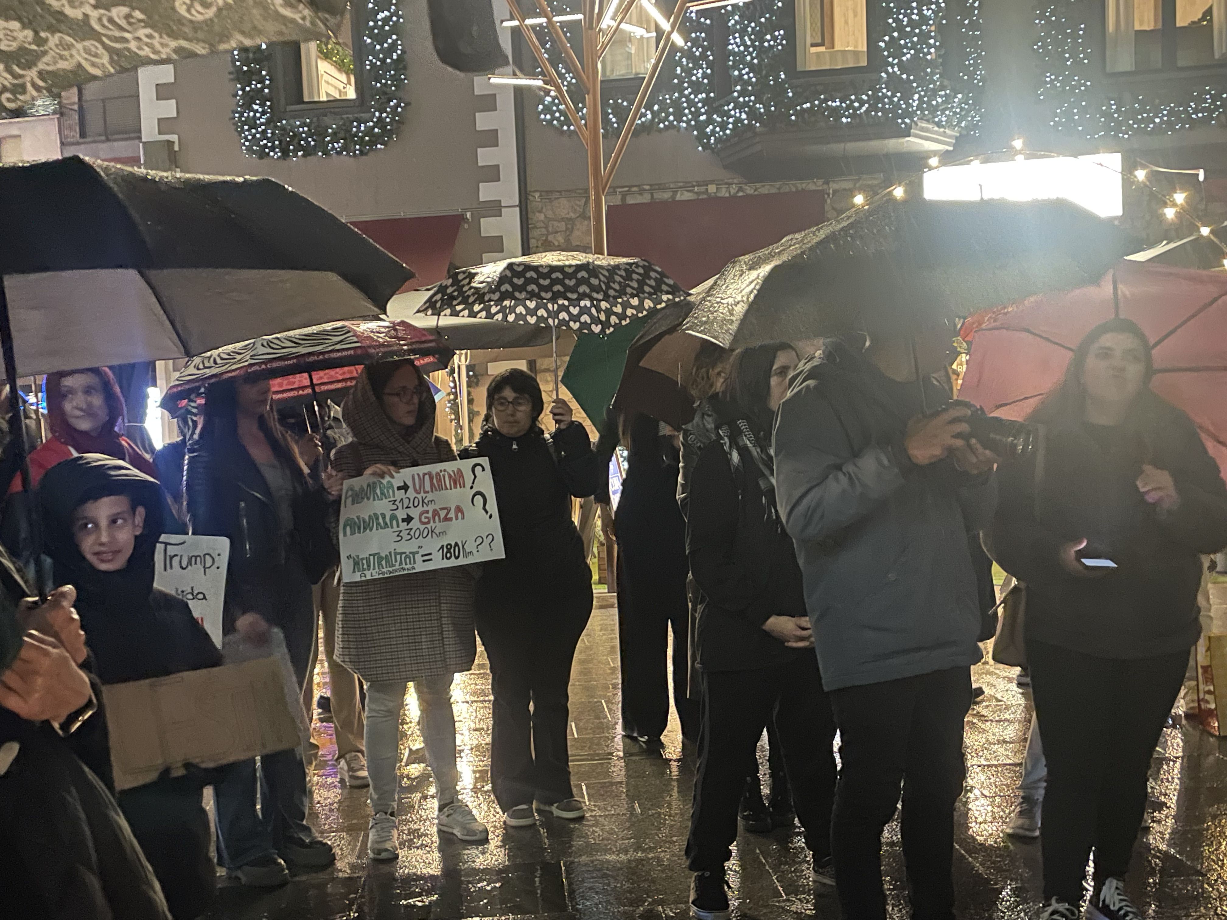 Participants escoltant un dels manifestos que s'han llegit durant l'acte. Participants escoltant un dels manifestos que s'han llegit durant l'acte.