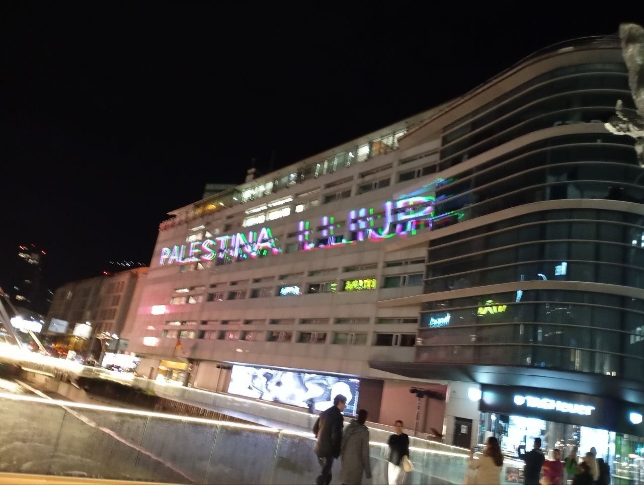 Jocs de llums facilitats pel propi grup. Jocs de llums facilitats pel propi grup.