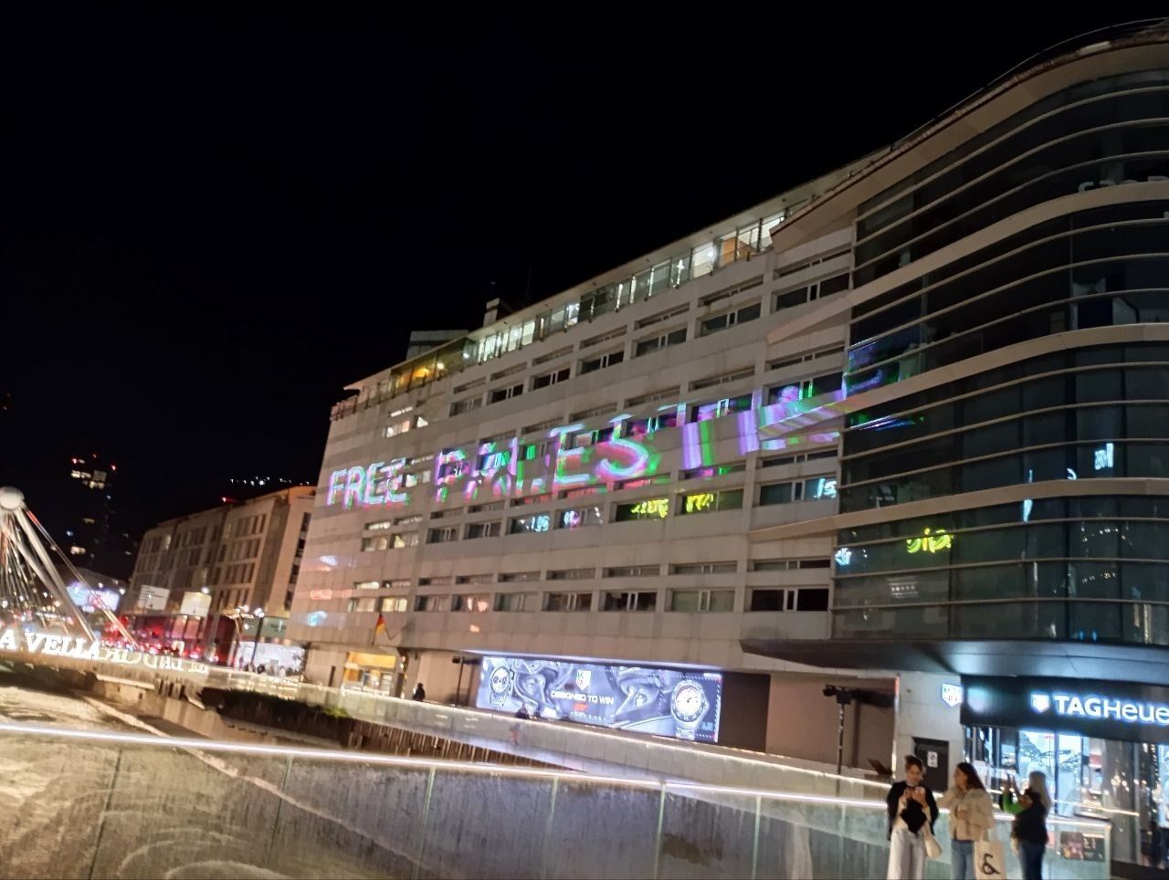 Jocs de llums facilitats pel propi grup. Jocs de llums facilitats pel propi grup.