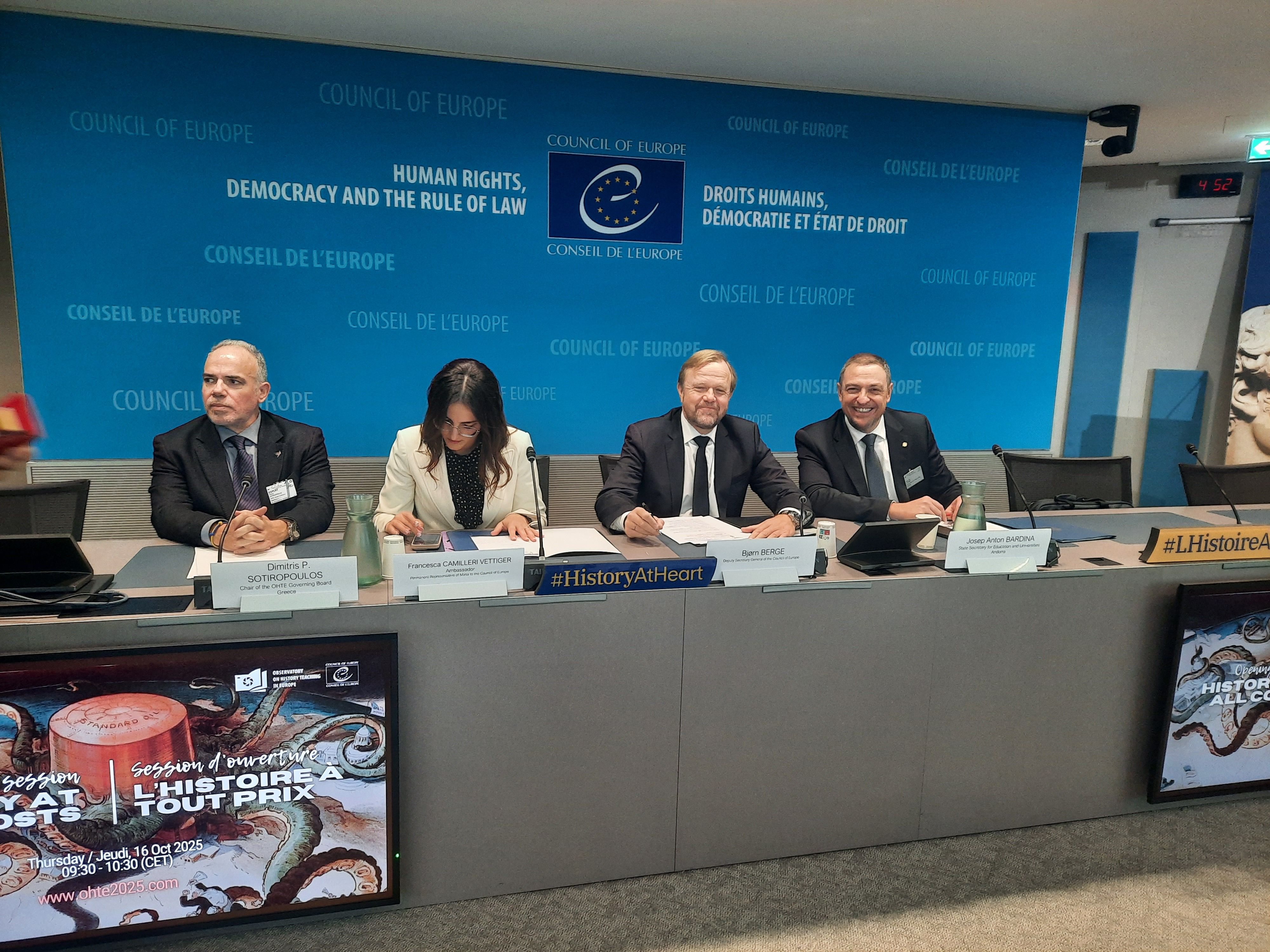 Bardina, amb part dels seus homòlegs, a l’Observatori de l’Ensenyament de la Història d’Europa.