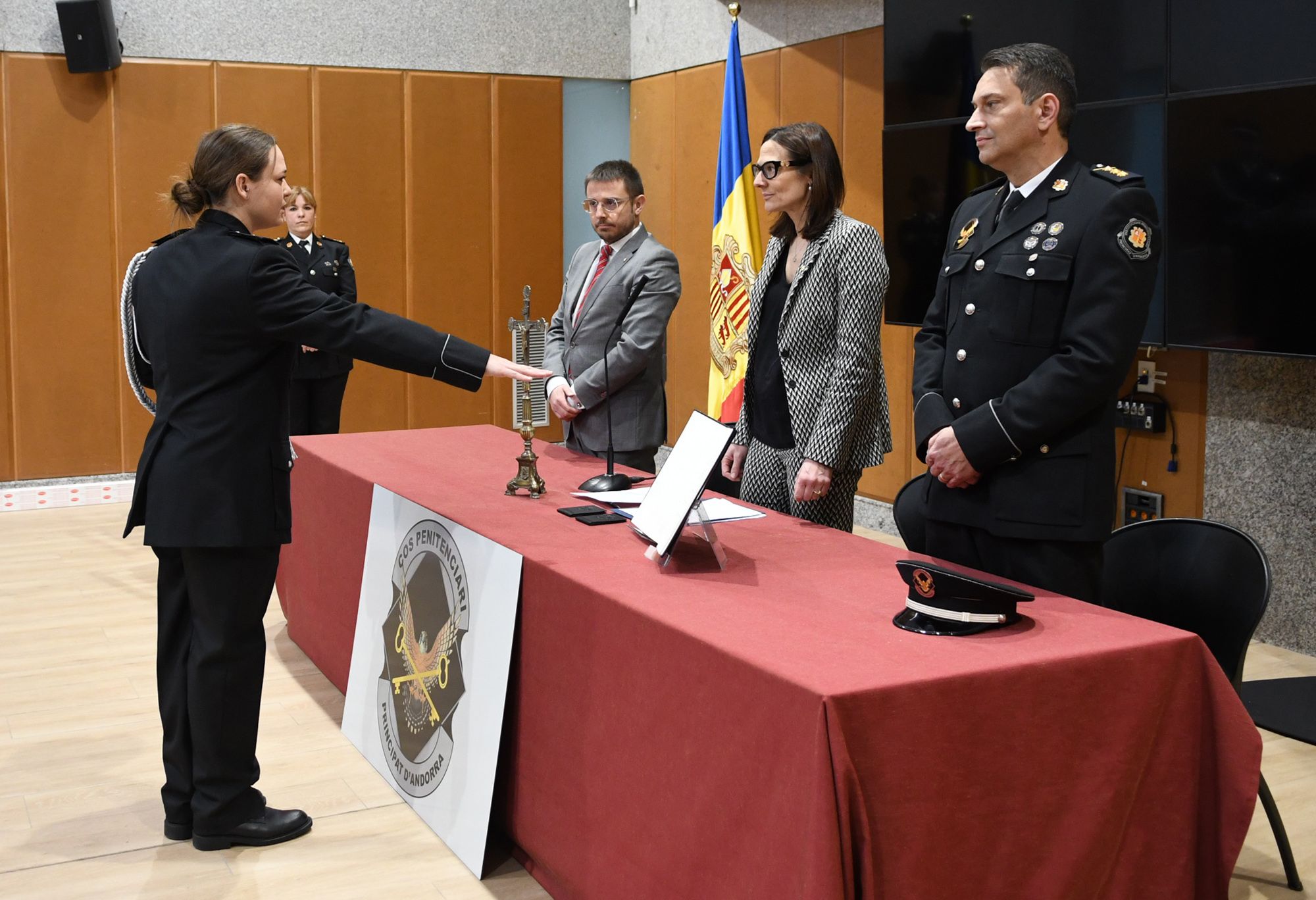 Joan León, Ester Molné i Miquel Àngel Garcia en la jura d'una promoció d'agents.
