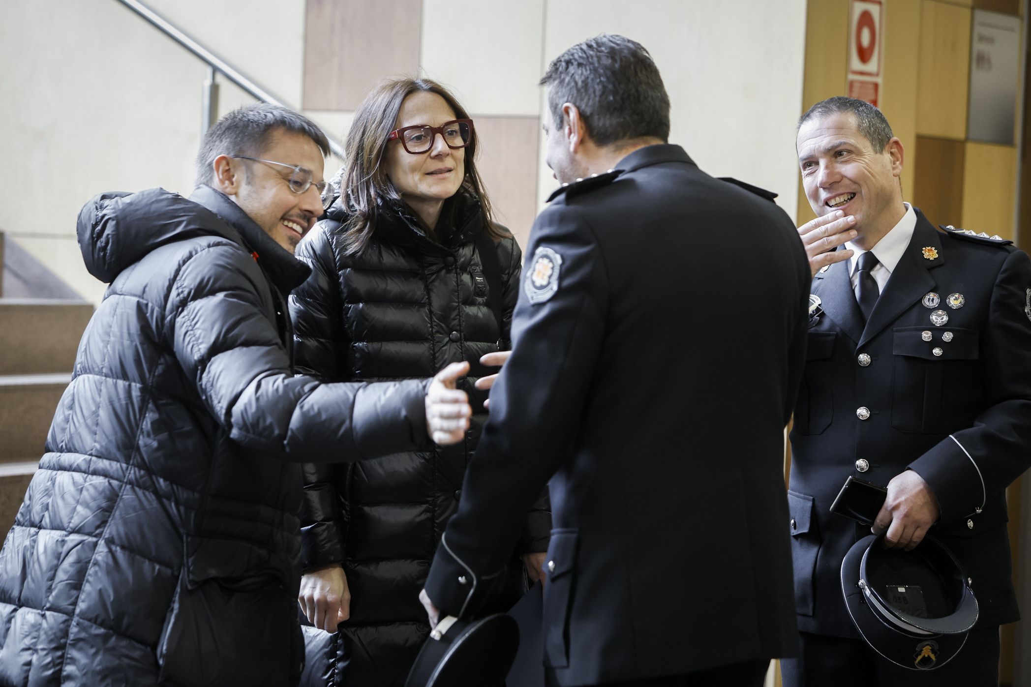 Joan León, Ester Molné i els directors de la presó (Miquel Àngel Garcia i Carles Oferil).