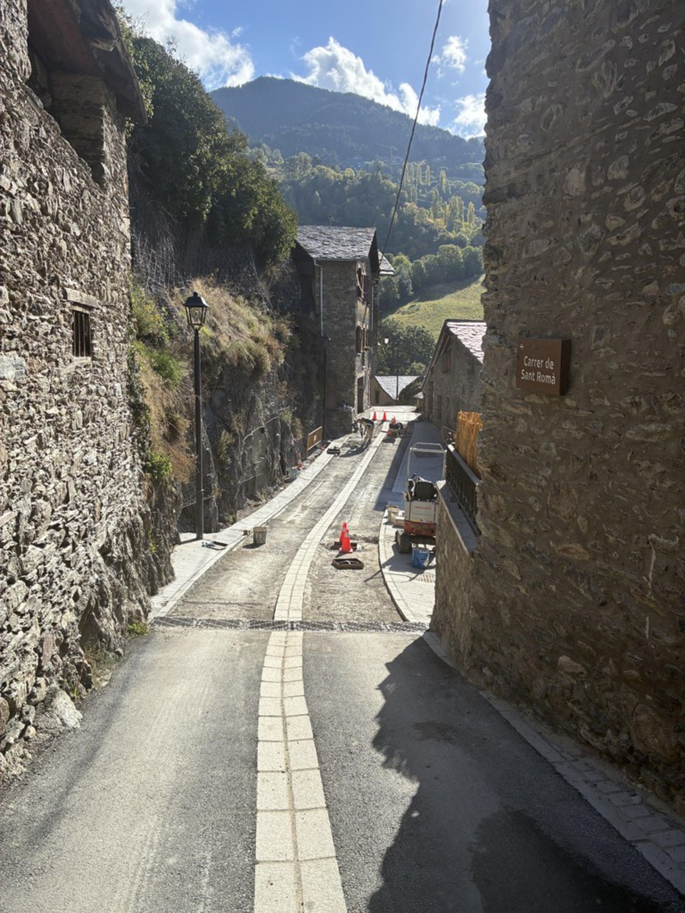 Imatge del carrer de Sant Romà, a les Bons (Encamp).