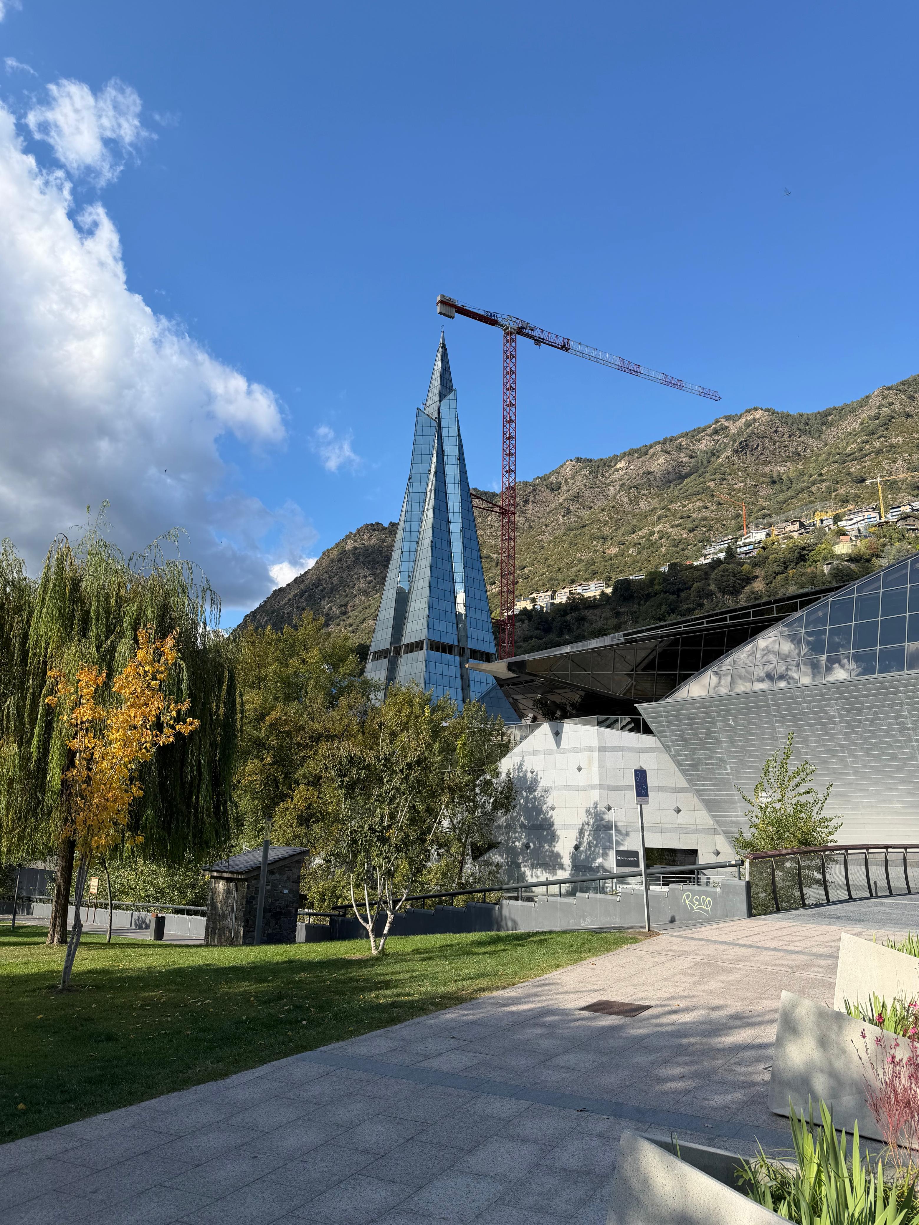 Una imatge de la torre de Caldea aquest dijous, amb els vitralls de la cinquena planta ja retirats.