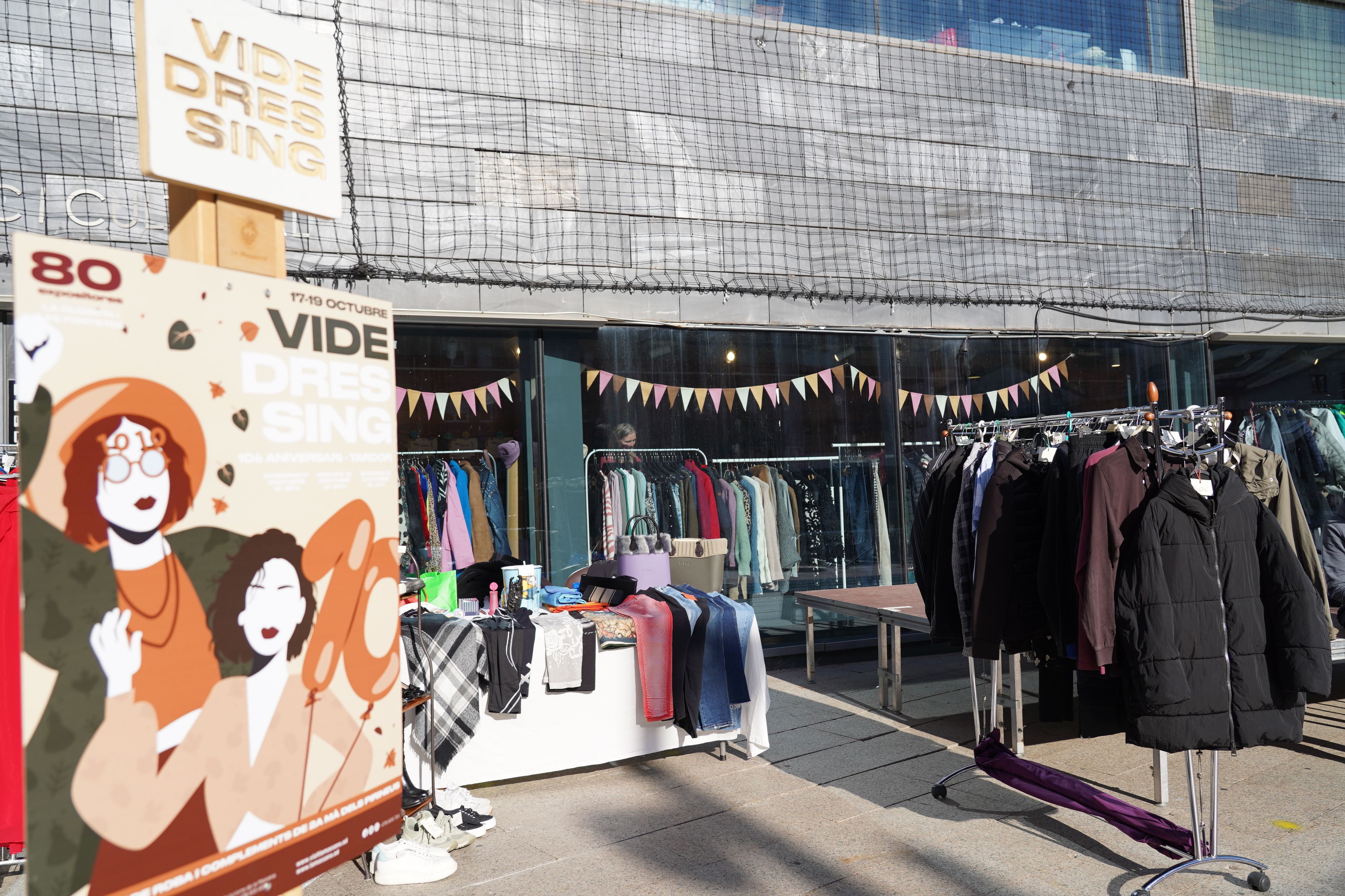 Parada a l'entrada del centre cultural de les Fontetes.
