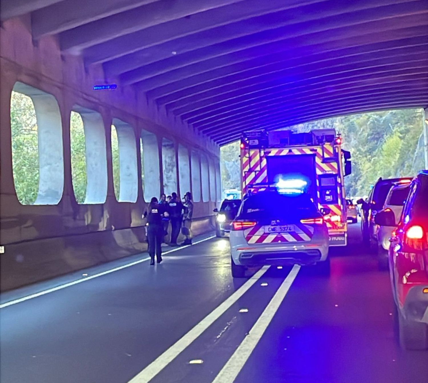 Mossos i bombers al lloc de l'accident.