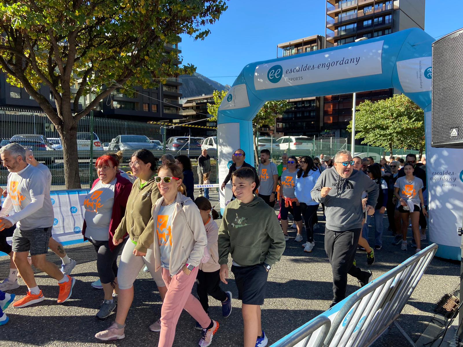 Unes 200 persones han format part de la marxa que ajuntava la capital i Escaldes.
