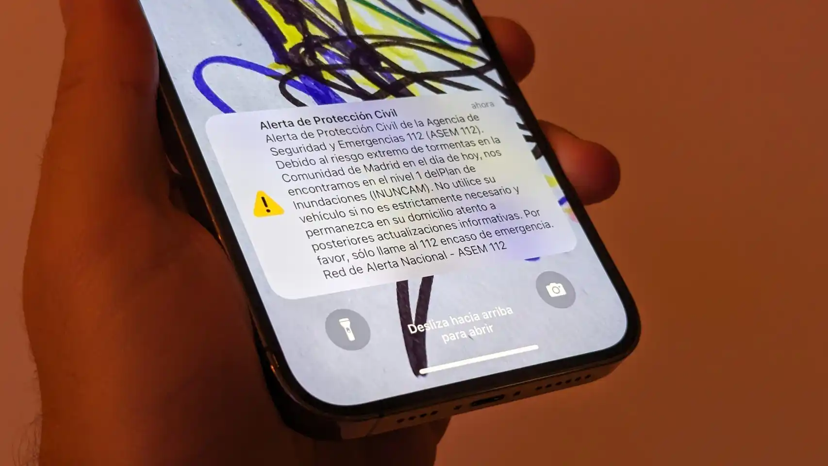 Un missatge d'alerta a un telèfon mòbil.