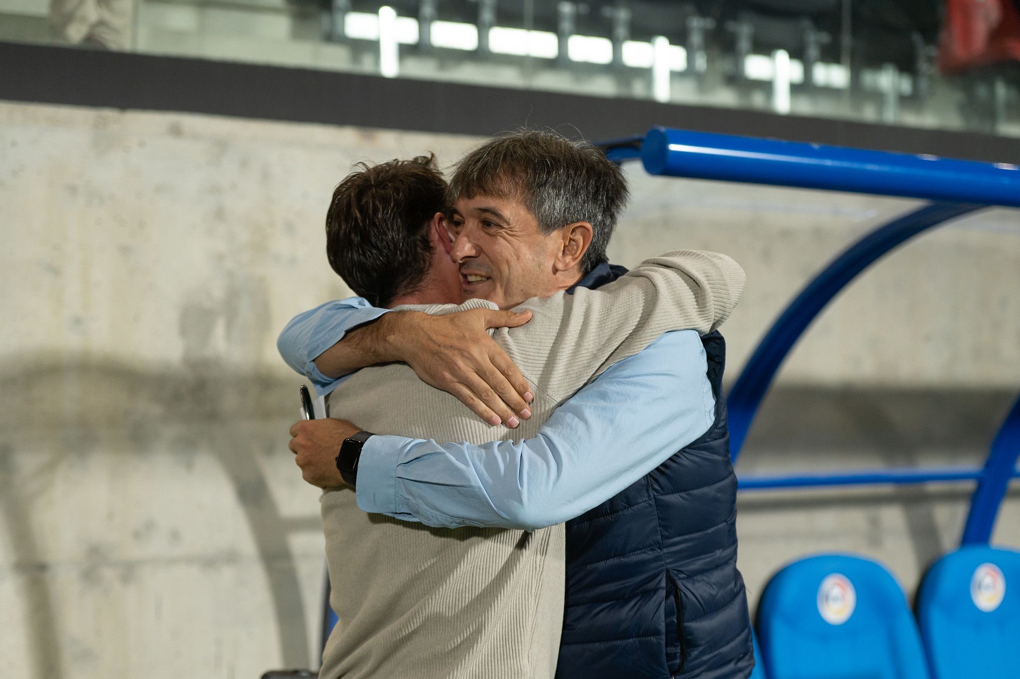 Ibai Gómez, abraçant-se amb Pacheta abans del duel entre Andorra i Granada.